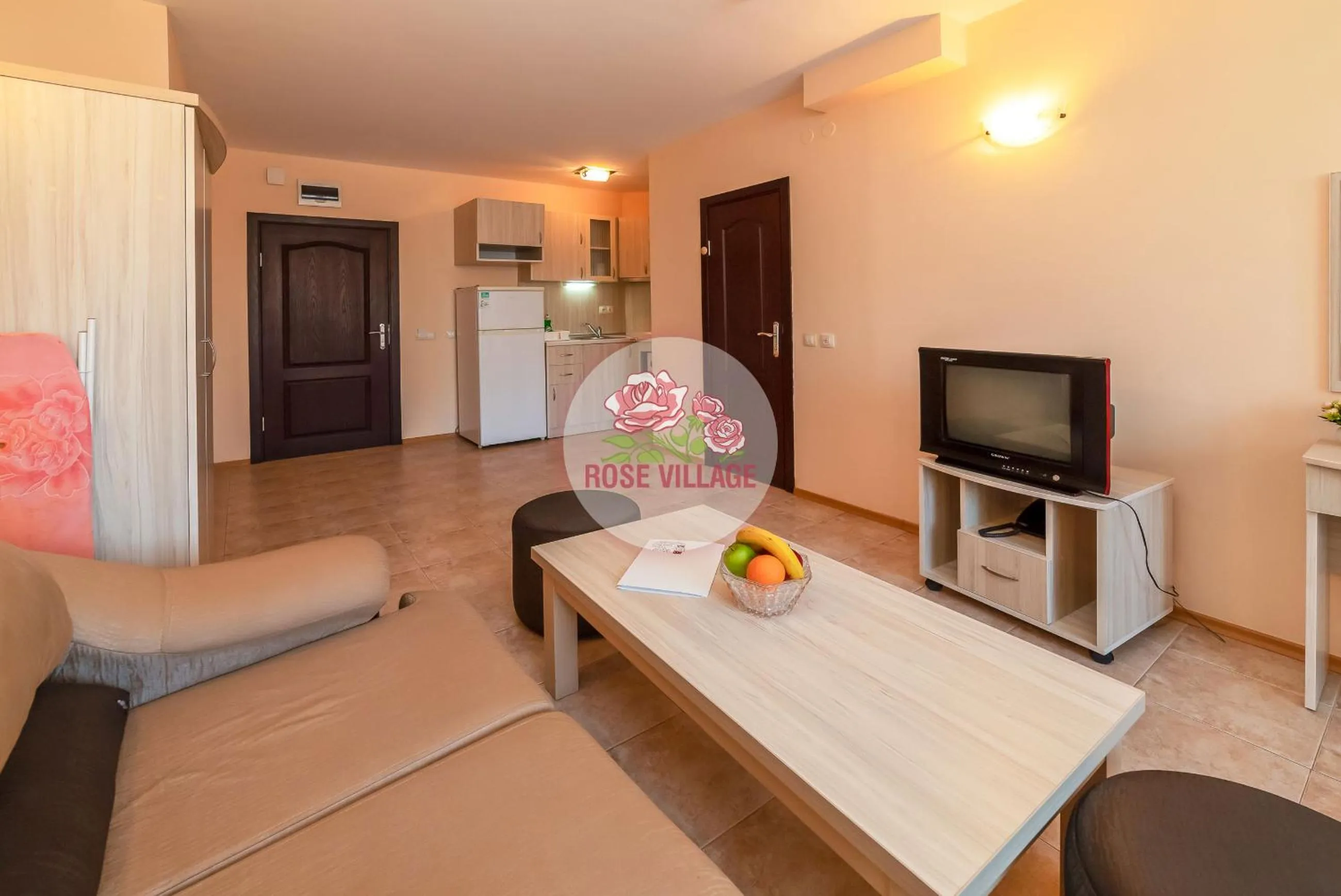 Communal lounge/ TV room in Apartment Tourist Complex Rose Village