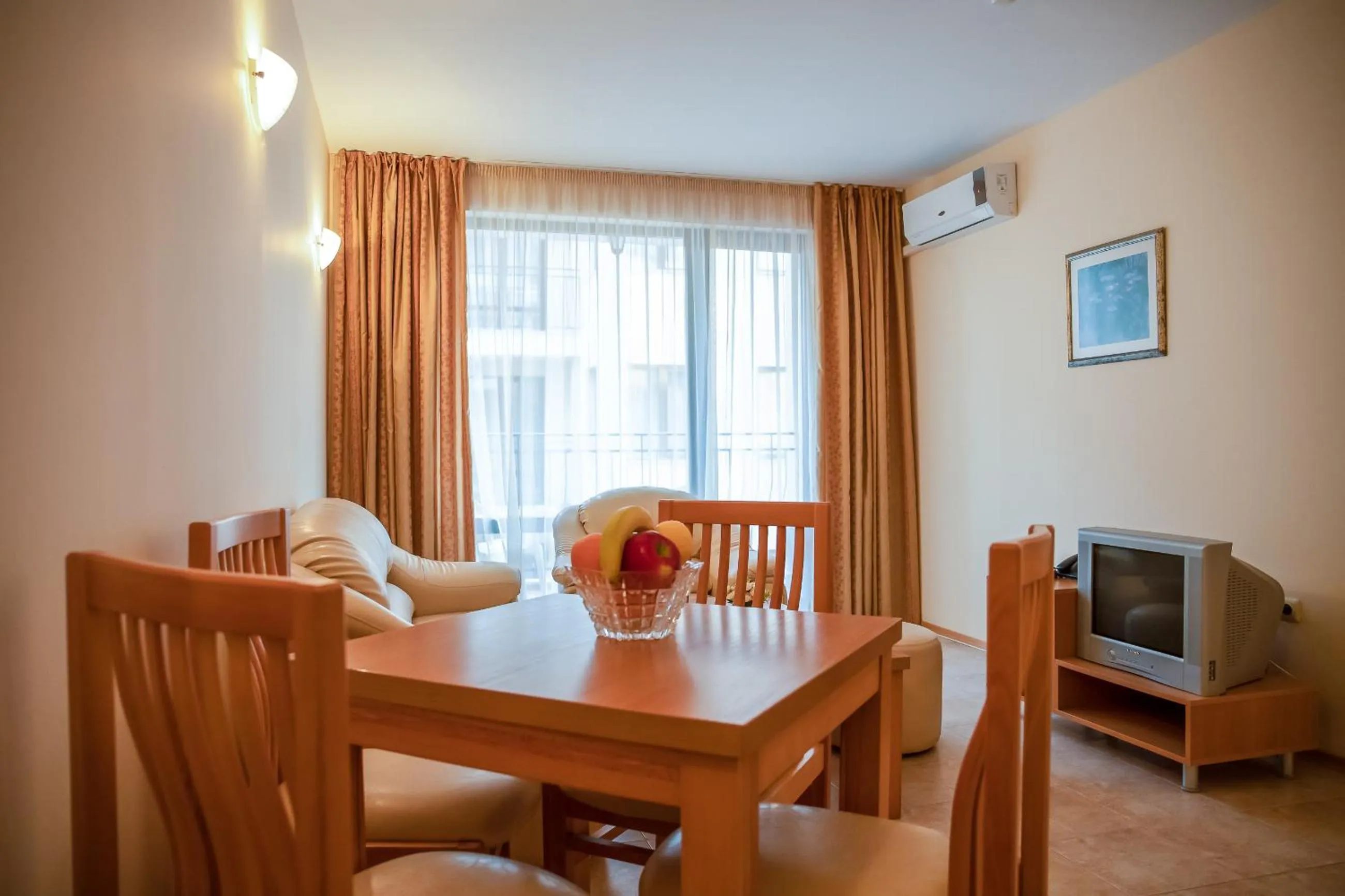 Communal lounge/ TV room in Apartment Tourist Complex Rose Village