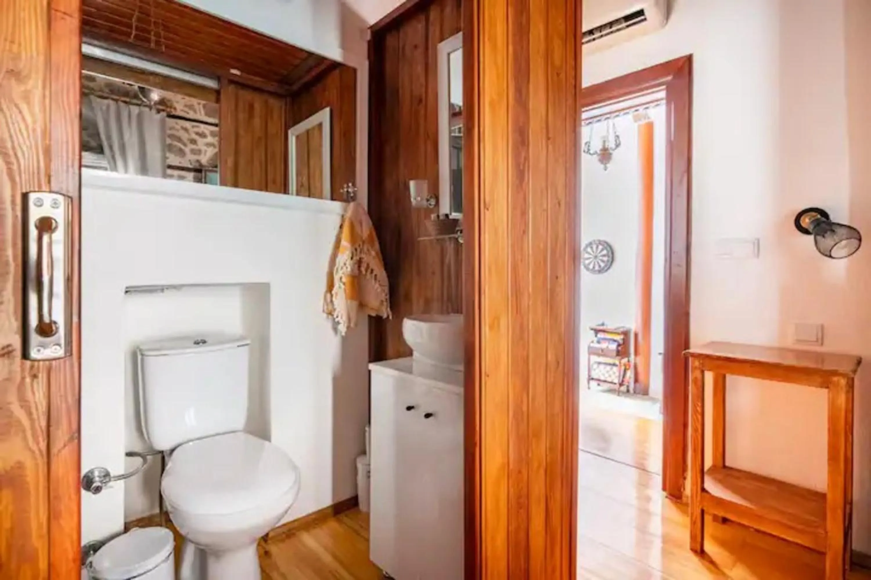 Toilet in Atelya Art Hotel