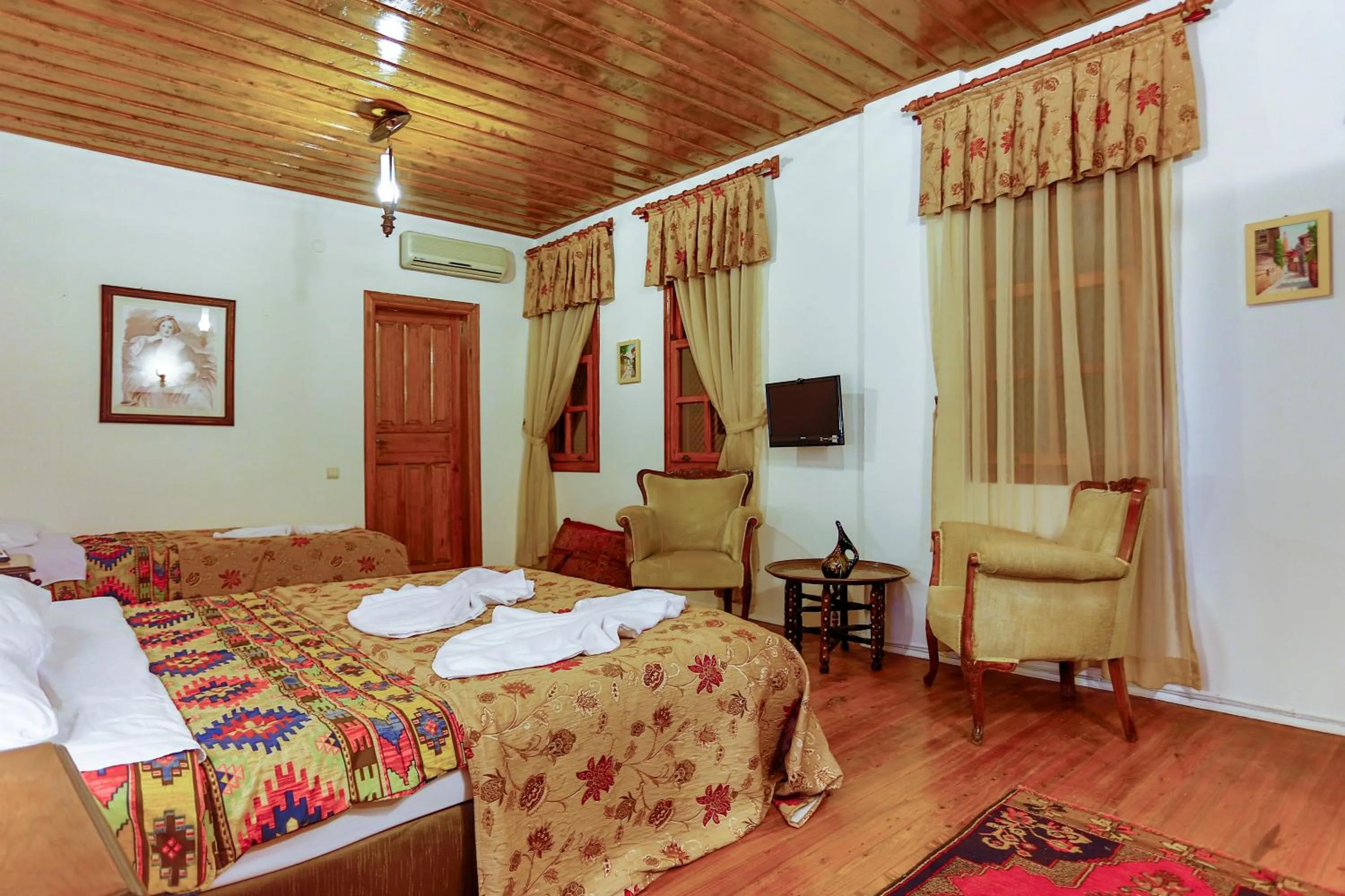 Bed in Atelya Art Hotel