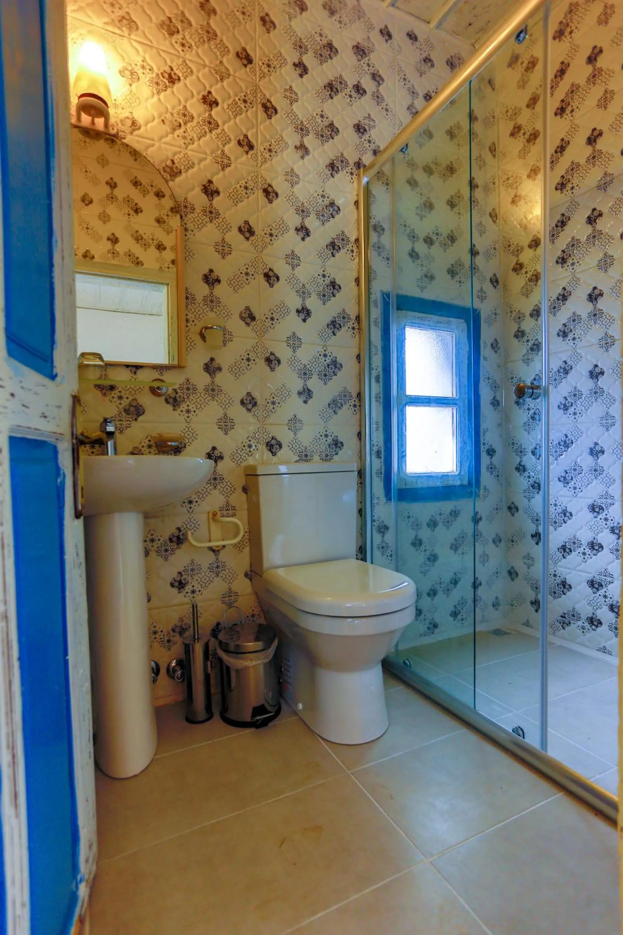 Bathroom in Atelya Art Hotel