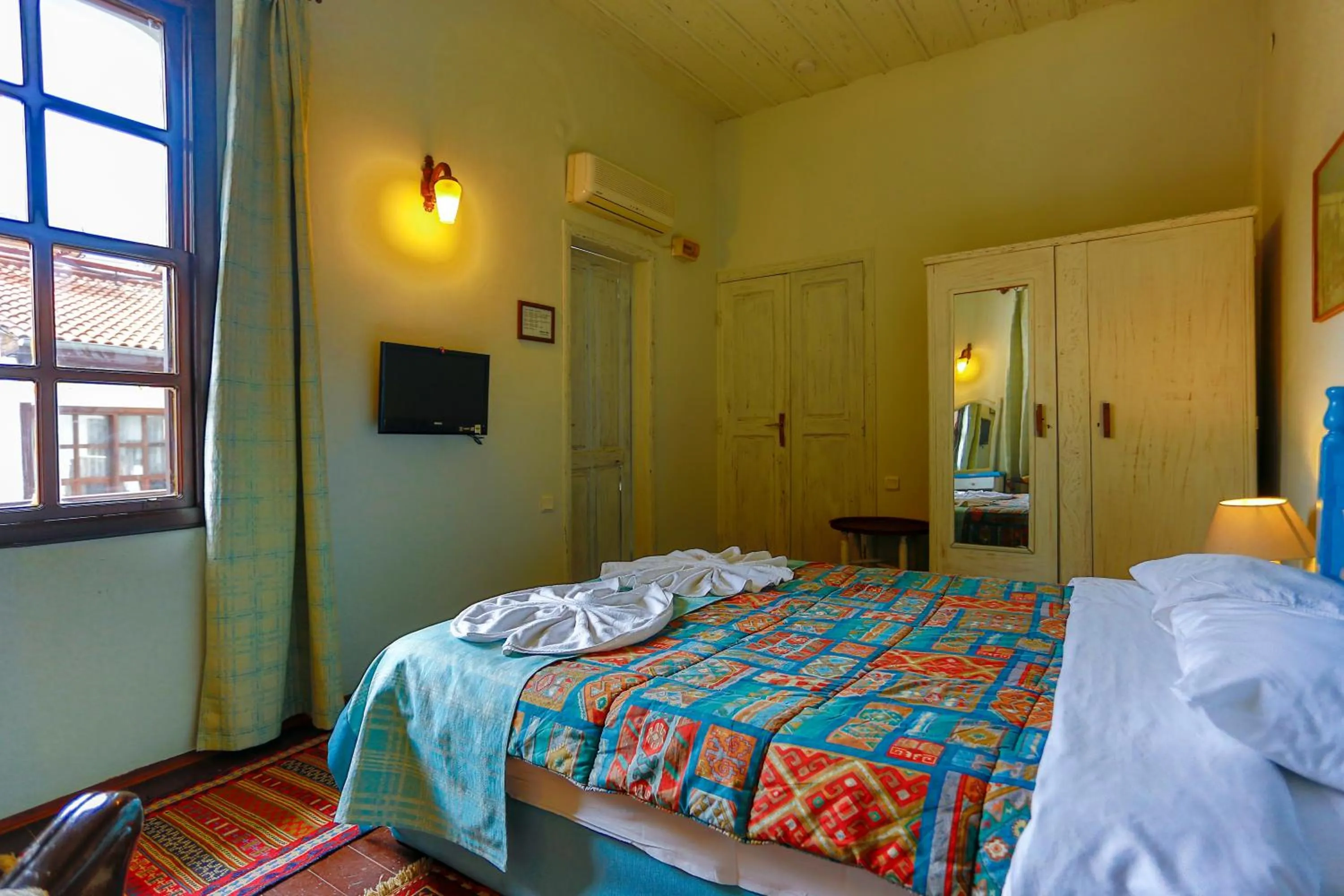 Bed in Atelya Art Hotel