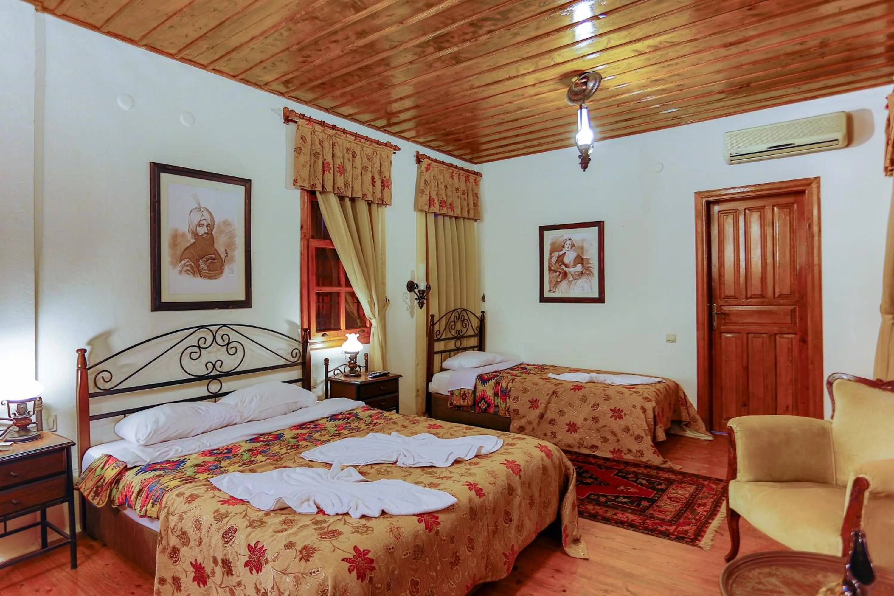 Photo of the whole room, Bed in Atelya Art Hotel