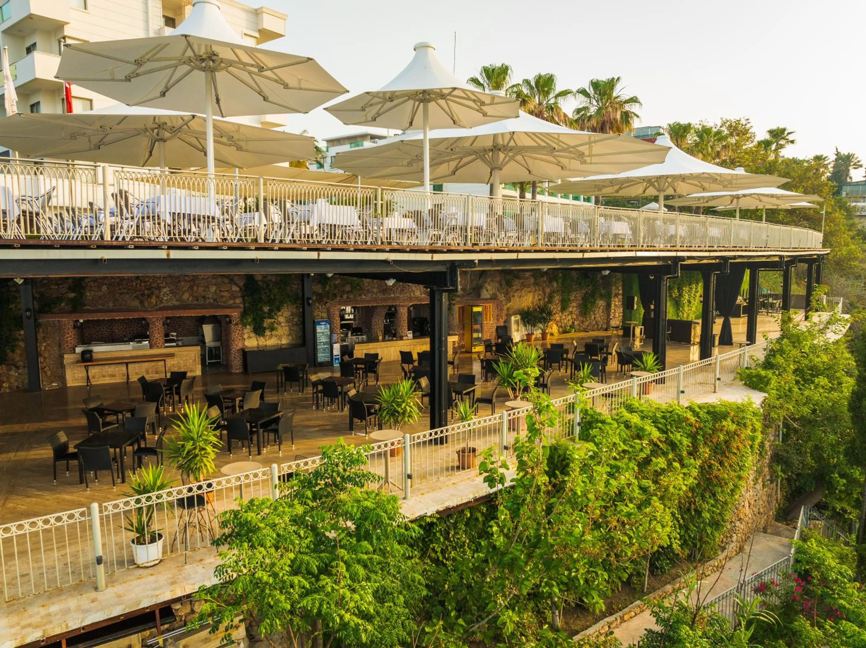 Restaurant/places to eat in Falcon Hotel