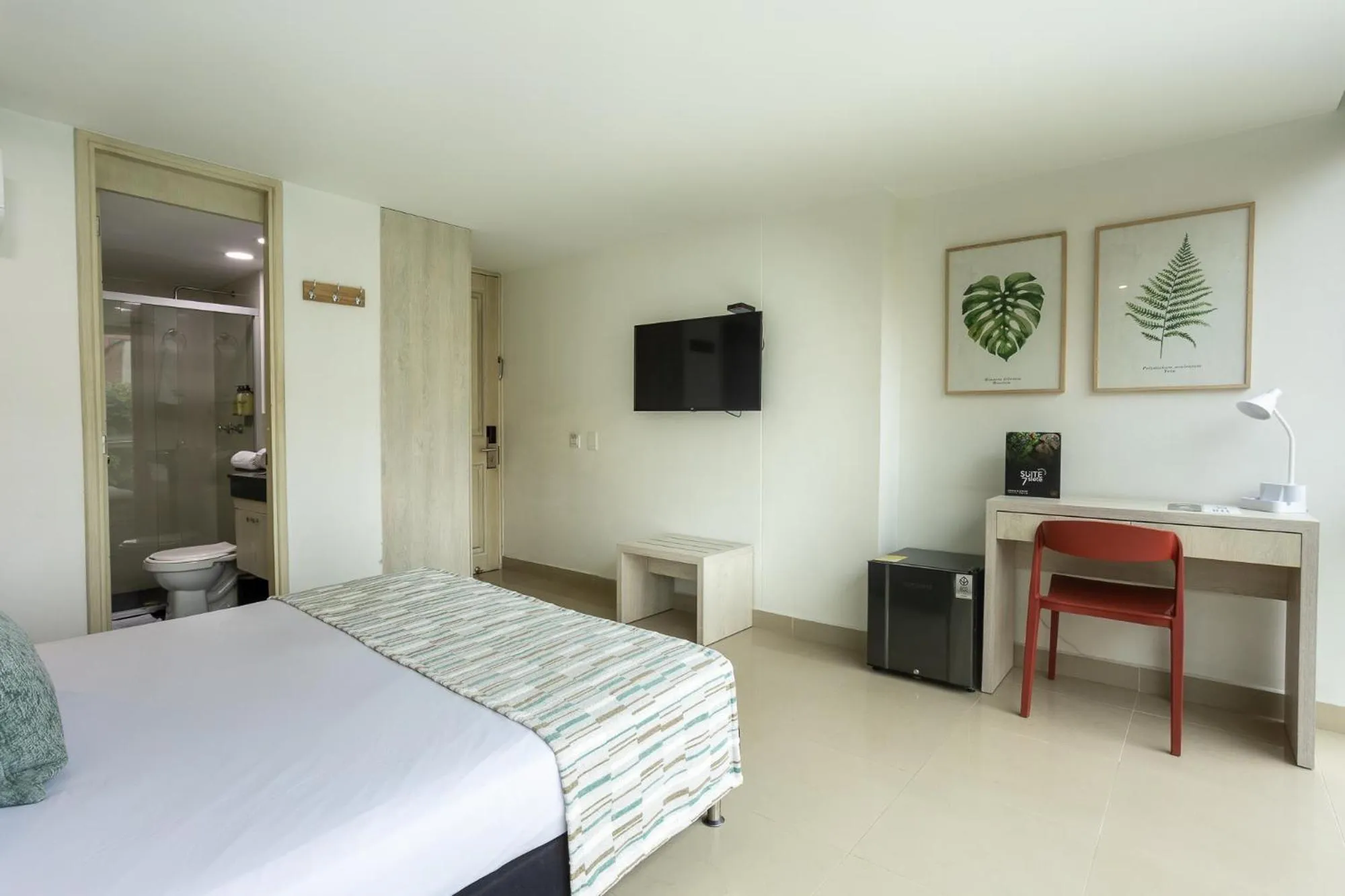 Photo of the whole room, Bed in Hotel Suite Comfort