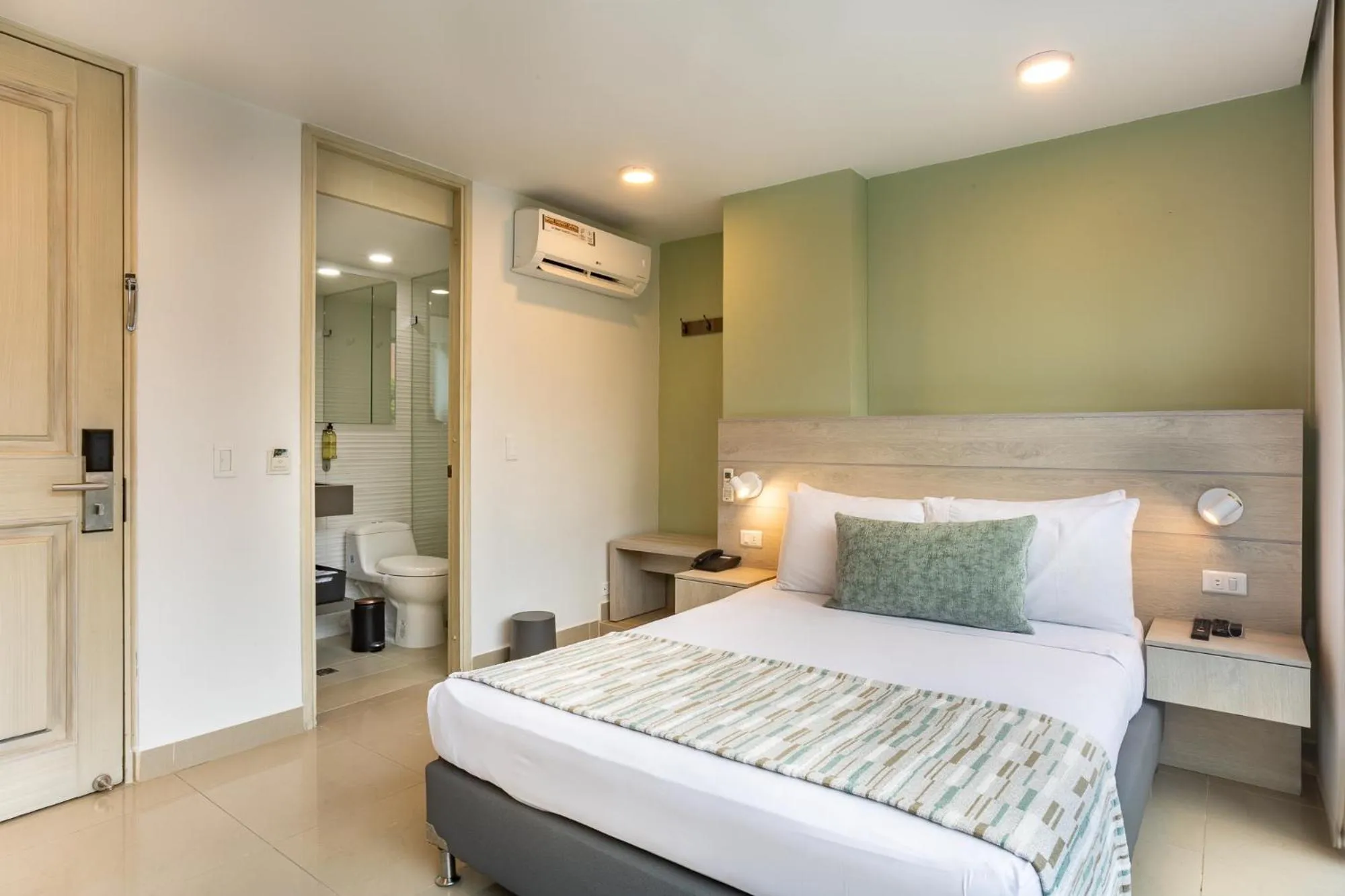 Bedroom, Bed in Hotel Suite Comfort