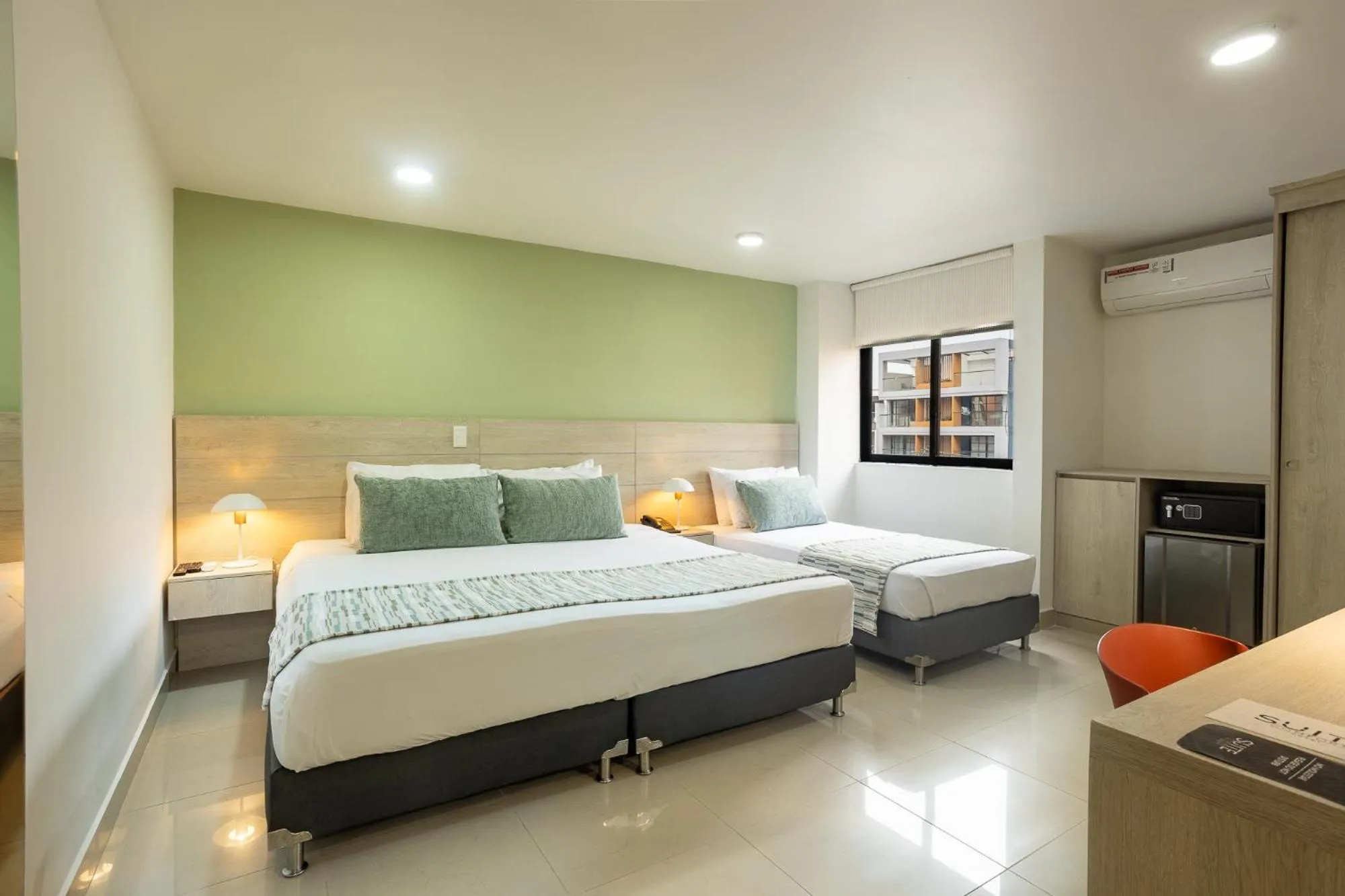 Photo of the whole room, Bed in Hotel Suite Comfort