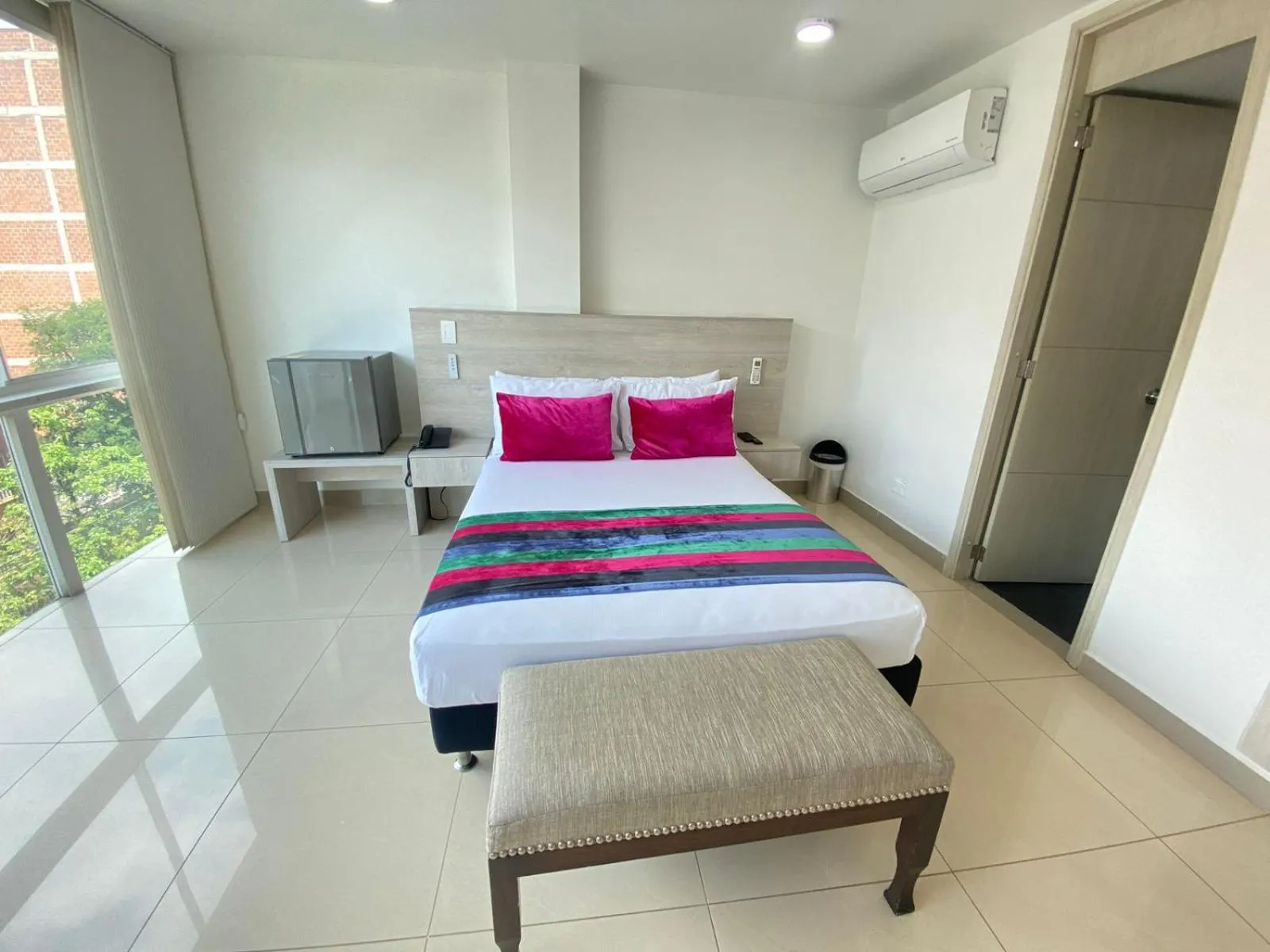 Photo of the whole room, Bed in Hotel Suite Comfort