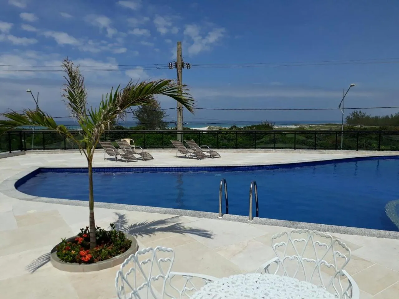 Swimming pool in Apartamento Super Luxo em Arraial do Cabo