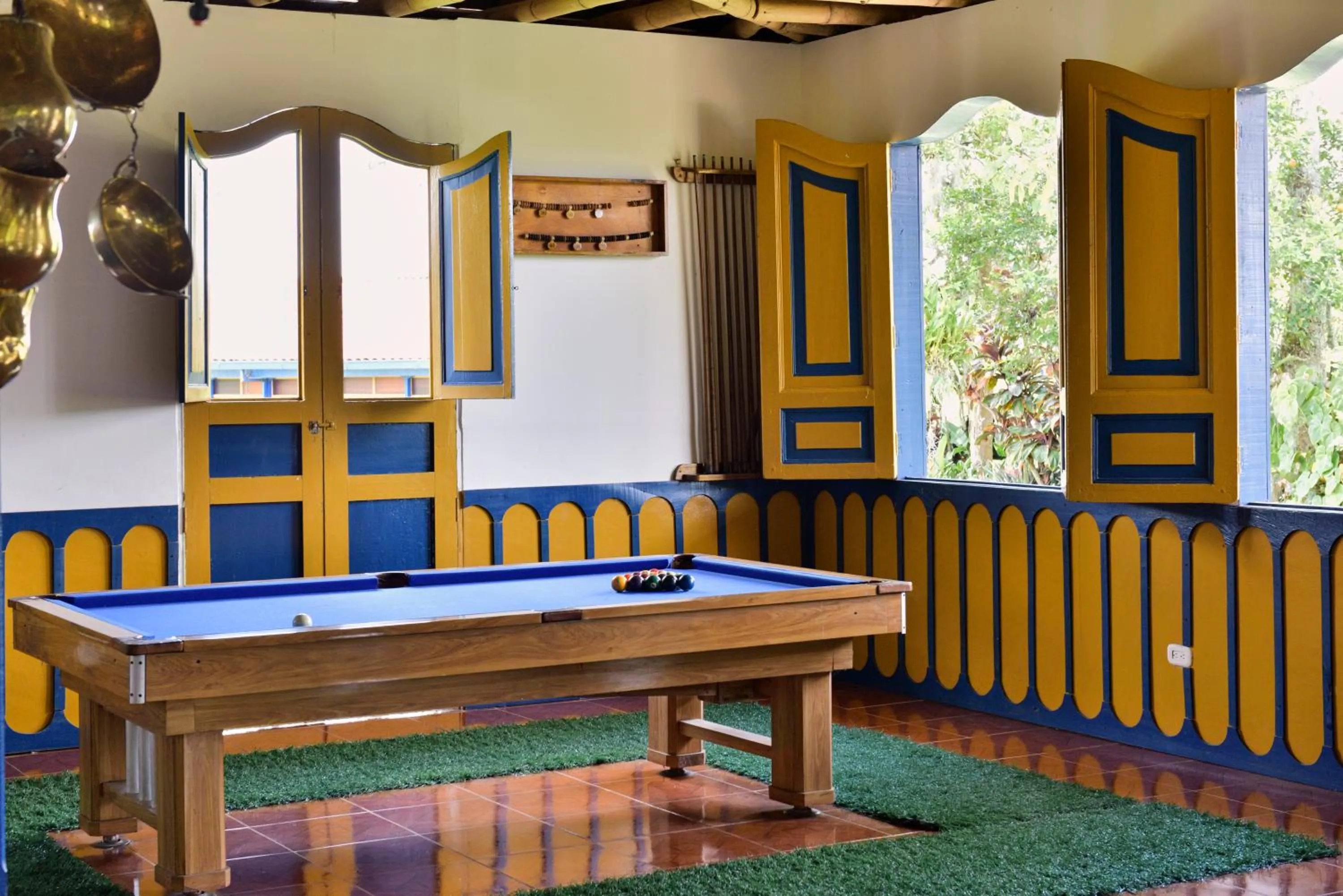 Communal lounge/ TV room in Finca Hotel Los Girasoles