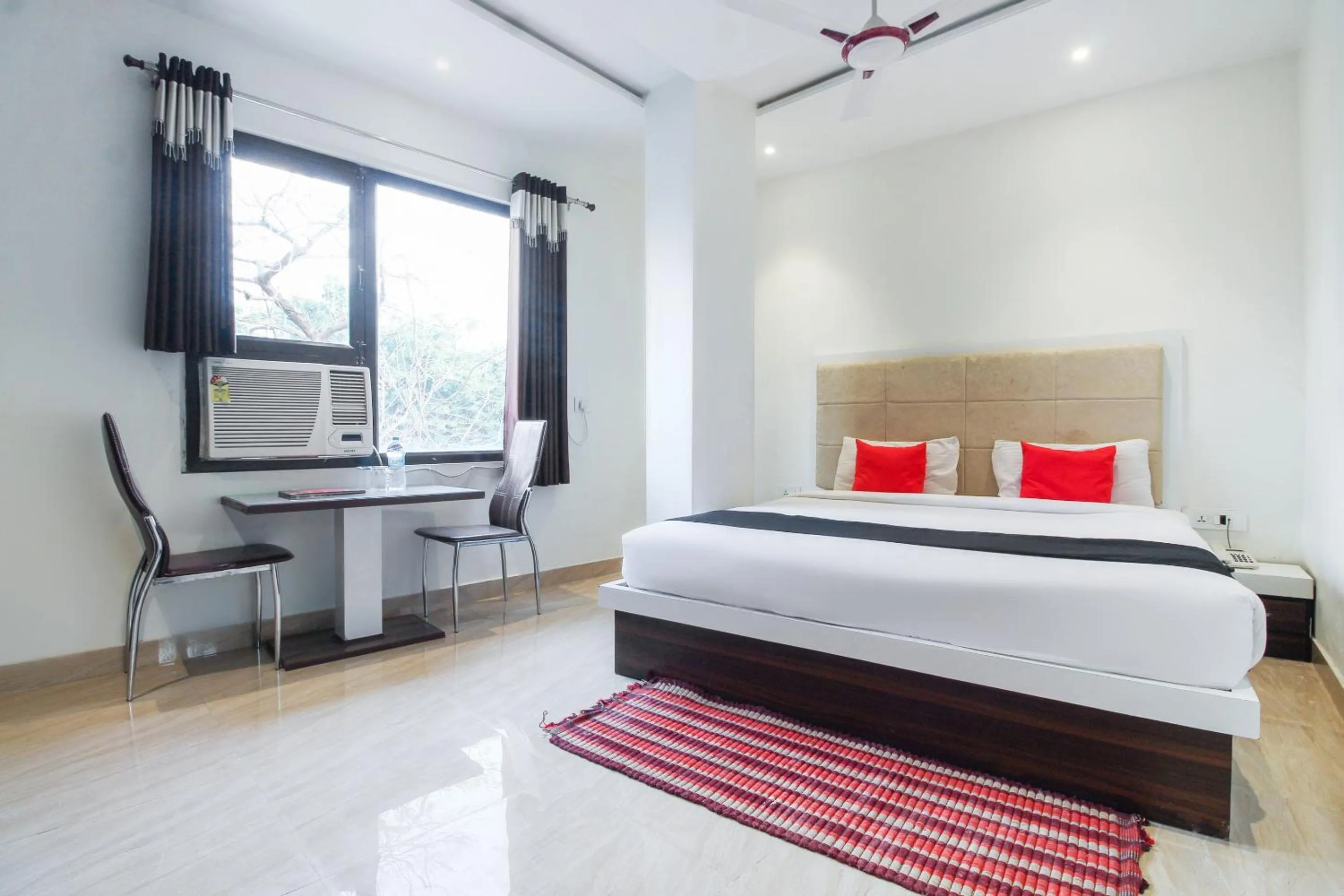 Facade/entrance, Bed in Hotel O Jalsa