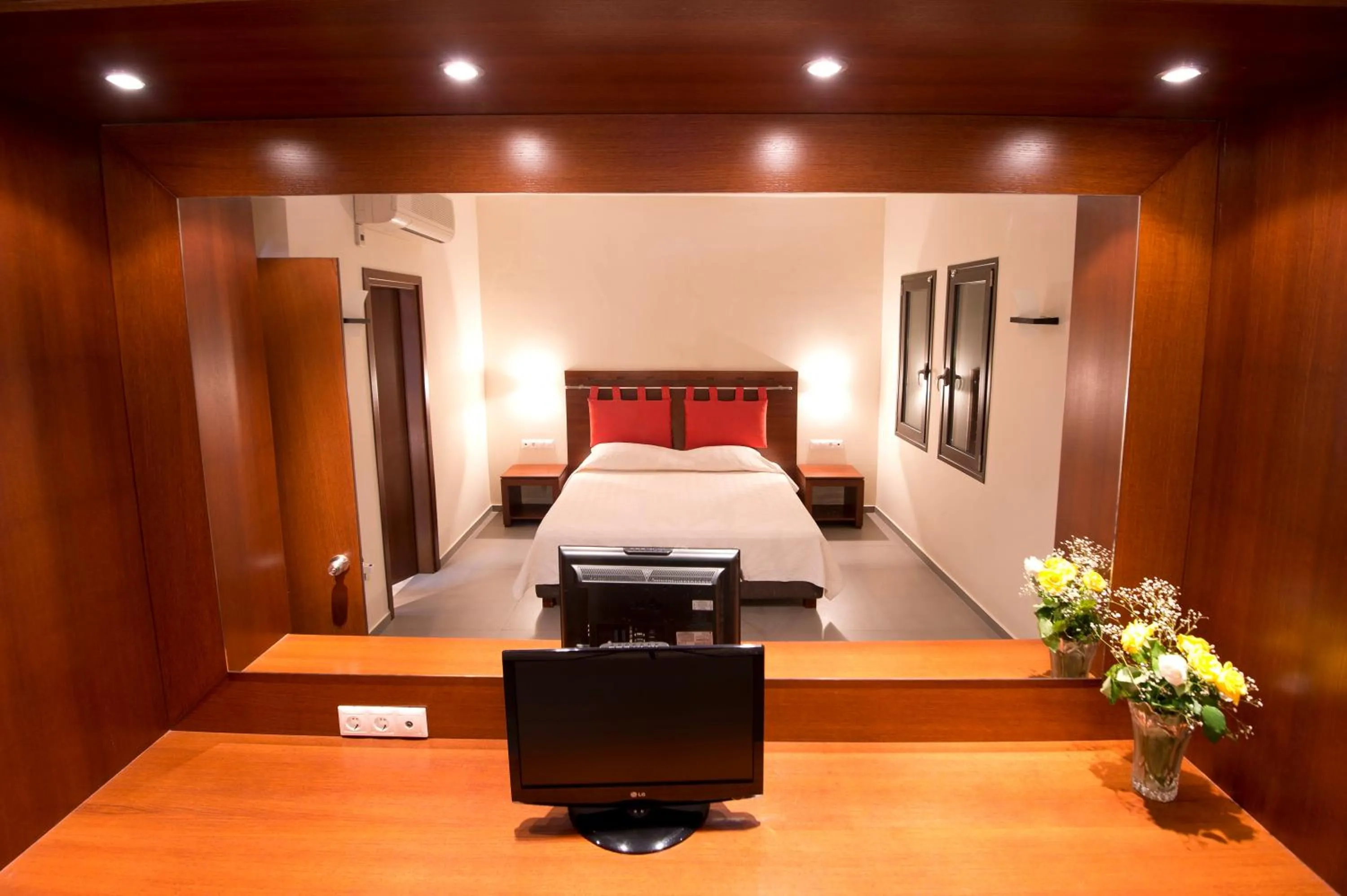 Photo of the whole room, Bed in Kymi Palace