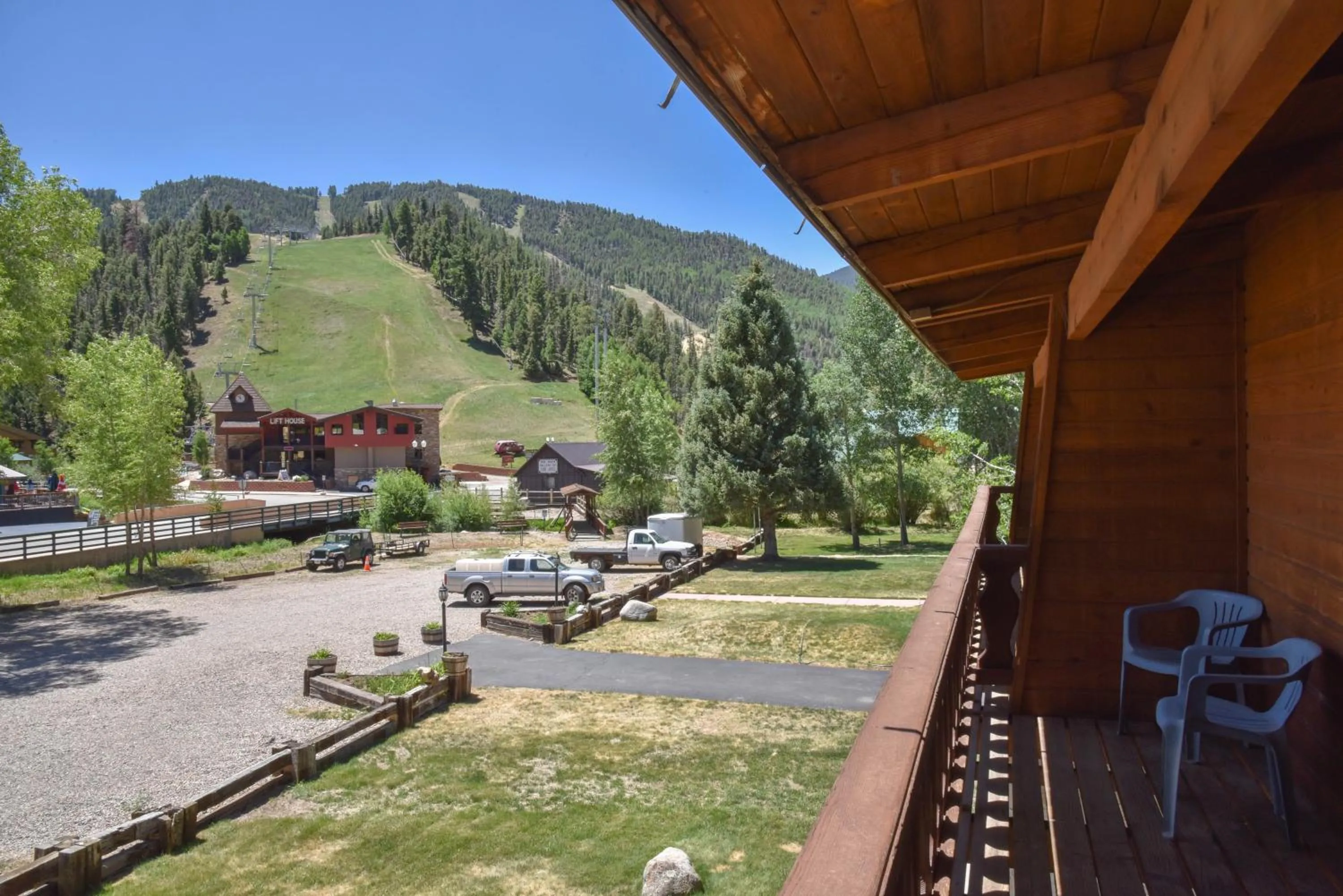 Mountain view in Alpine Lodge Red River