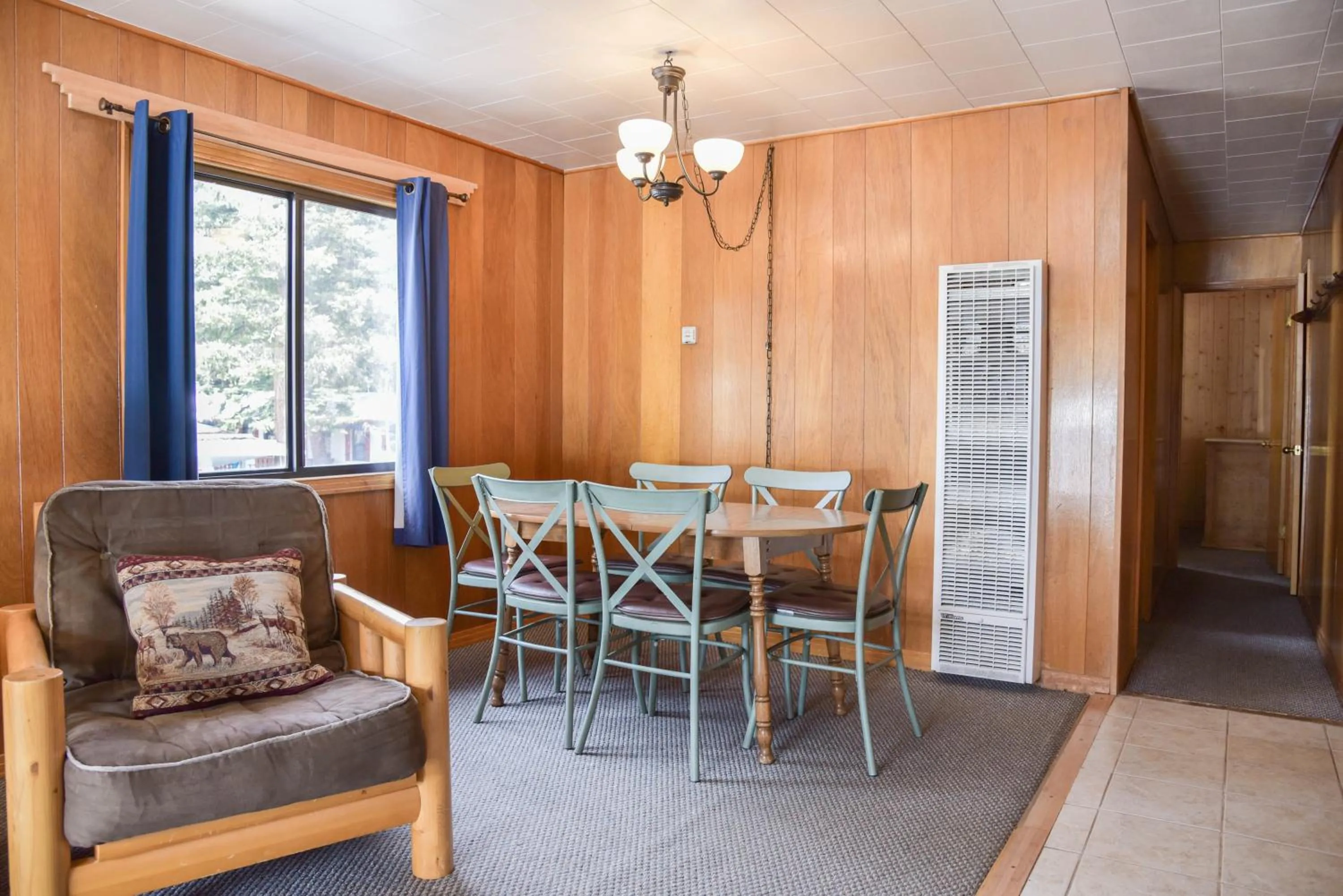 Dining area in Alpine Lodge Red River