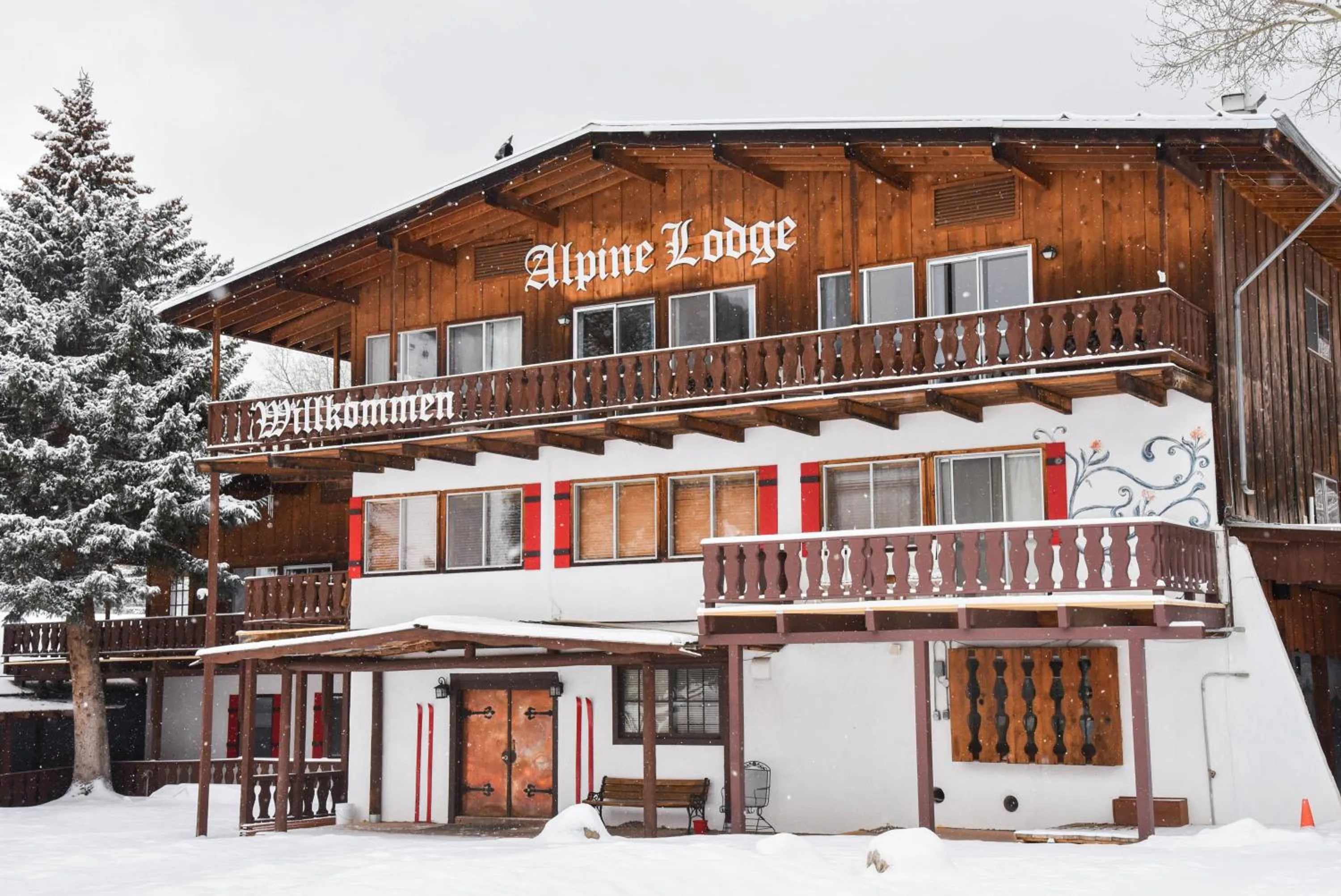 Property building in Alpine Lodge Red River