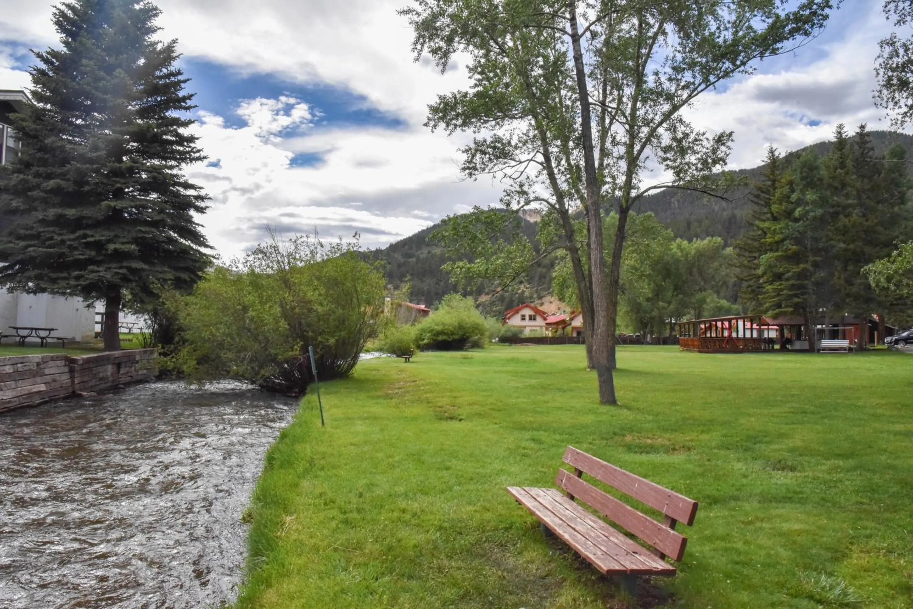 Day in Alpine Lodge Red River