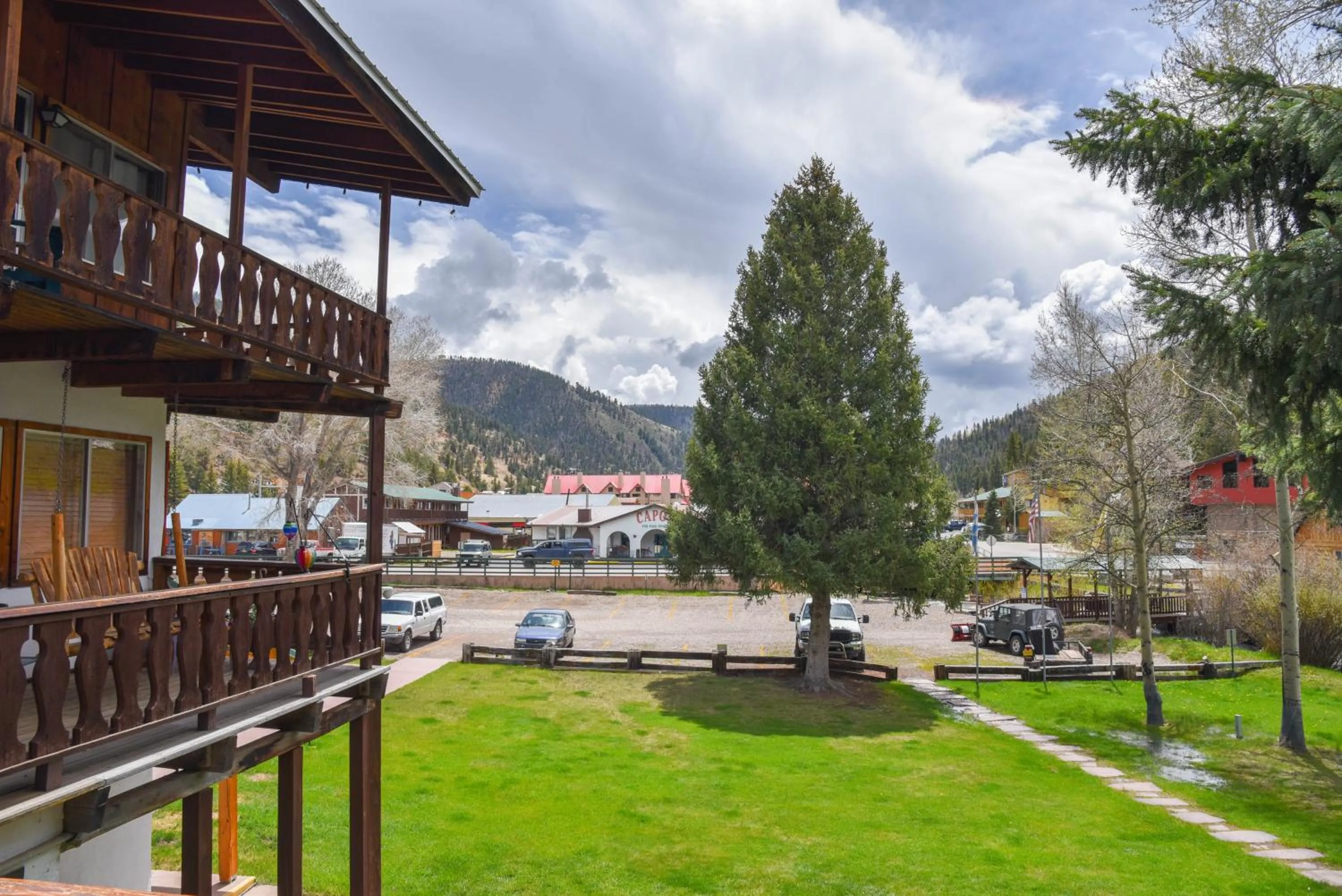 Mountain view in Alpine Lodge Red River