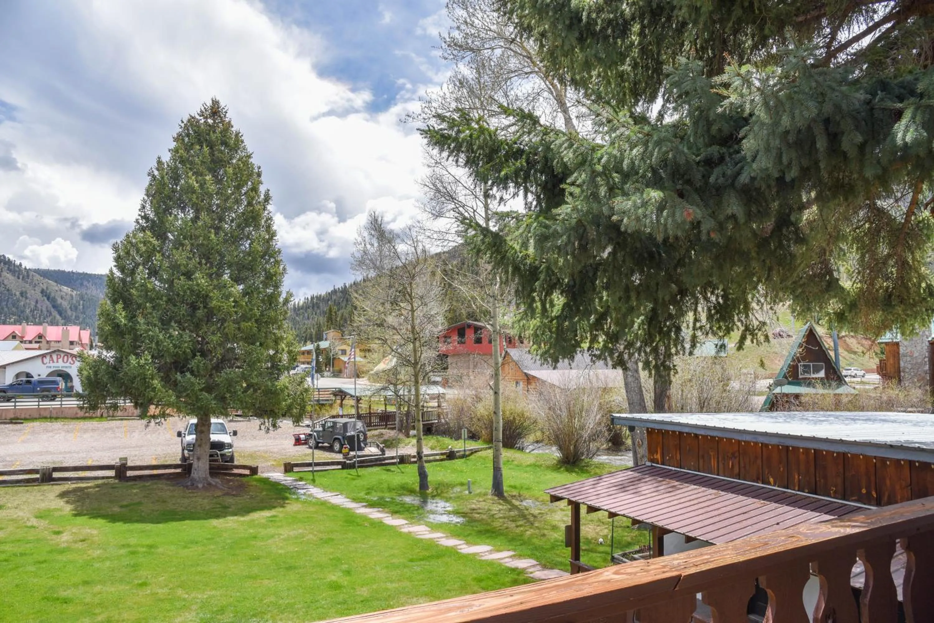 Mountain view in Alpine Lodge Red River