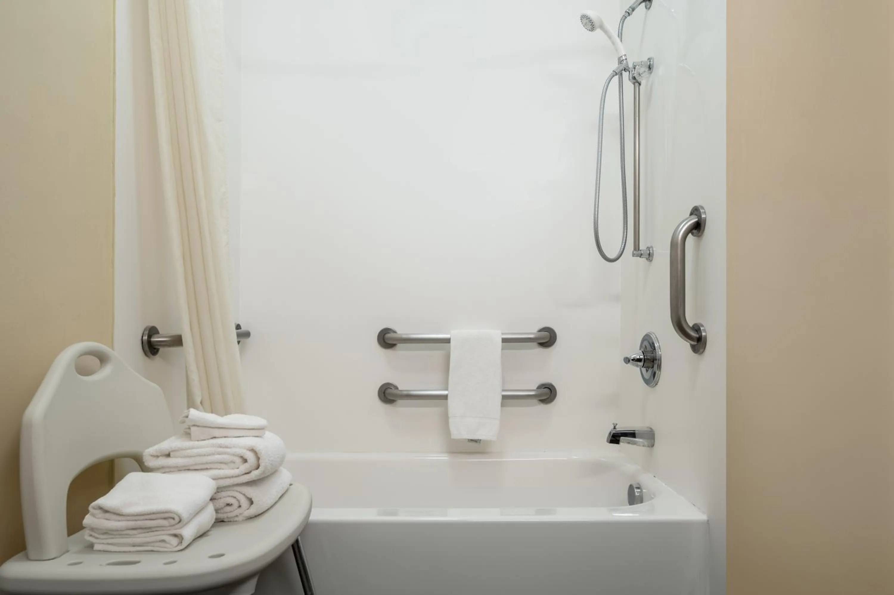 Bathroom in Super 8 by Wyndham Columbus West