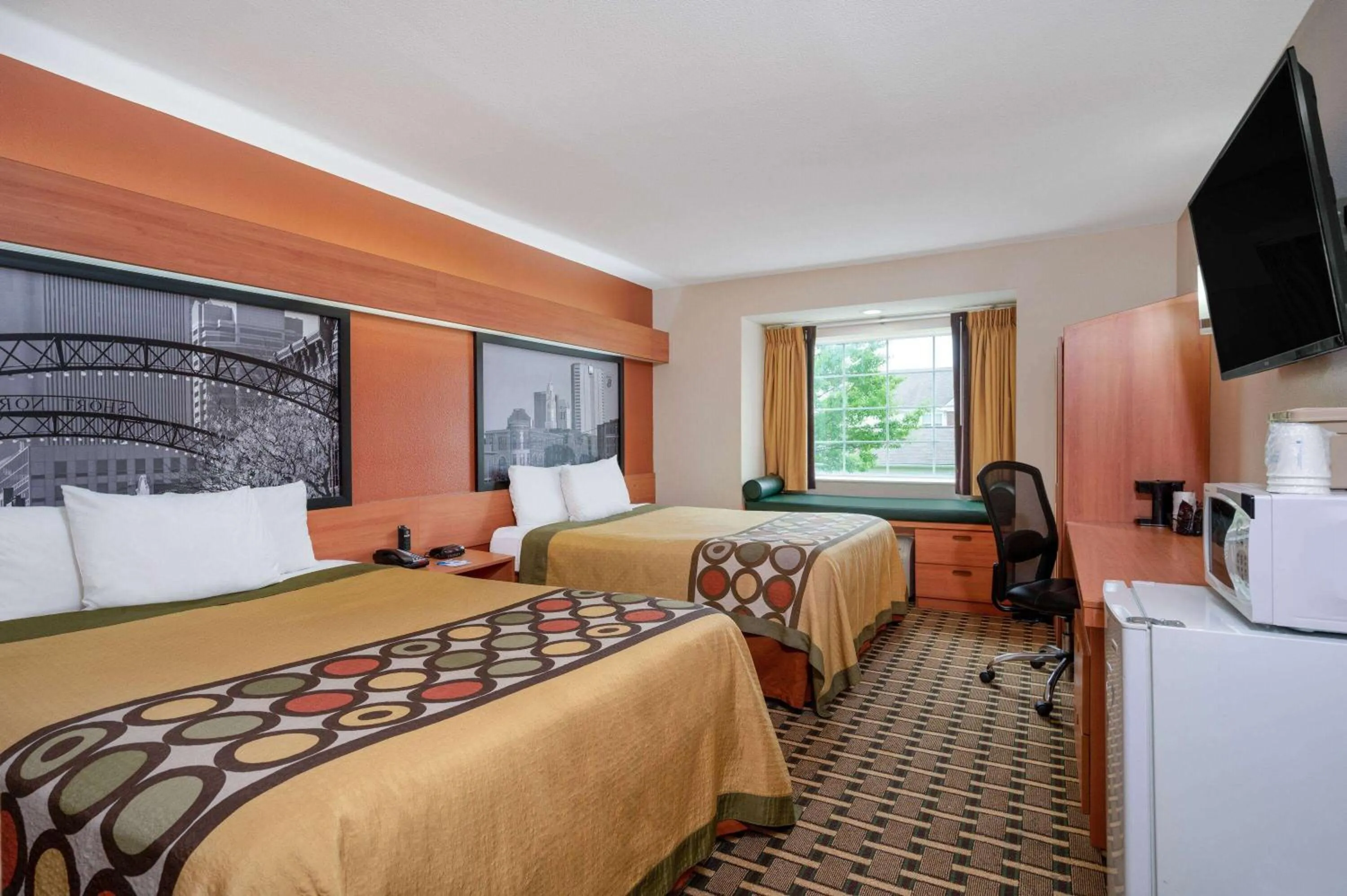 Photo of the whole room, Bed in Super 8 by Wyndham Columbus West