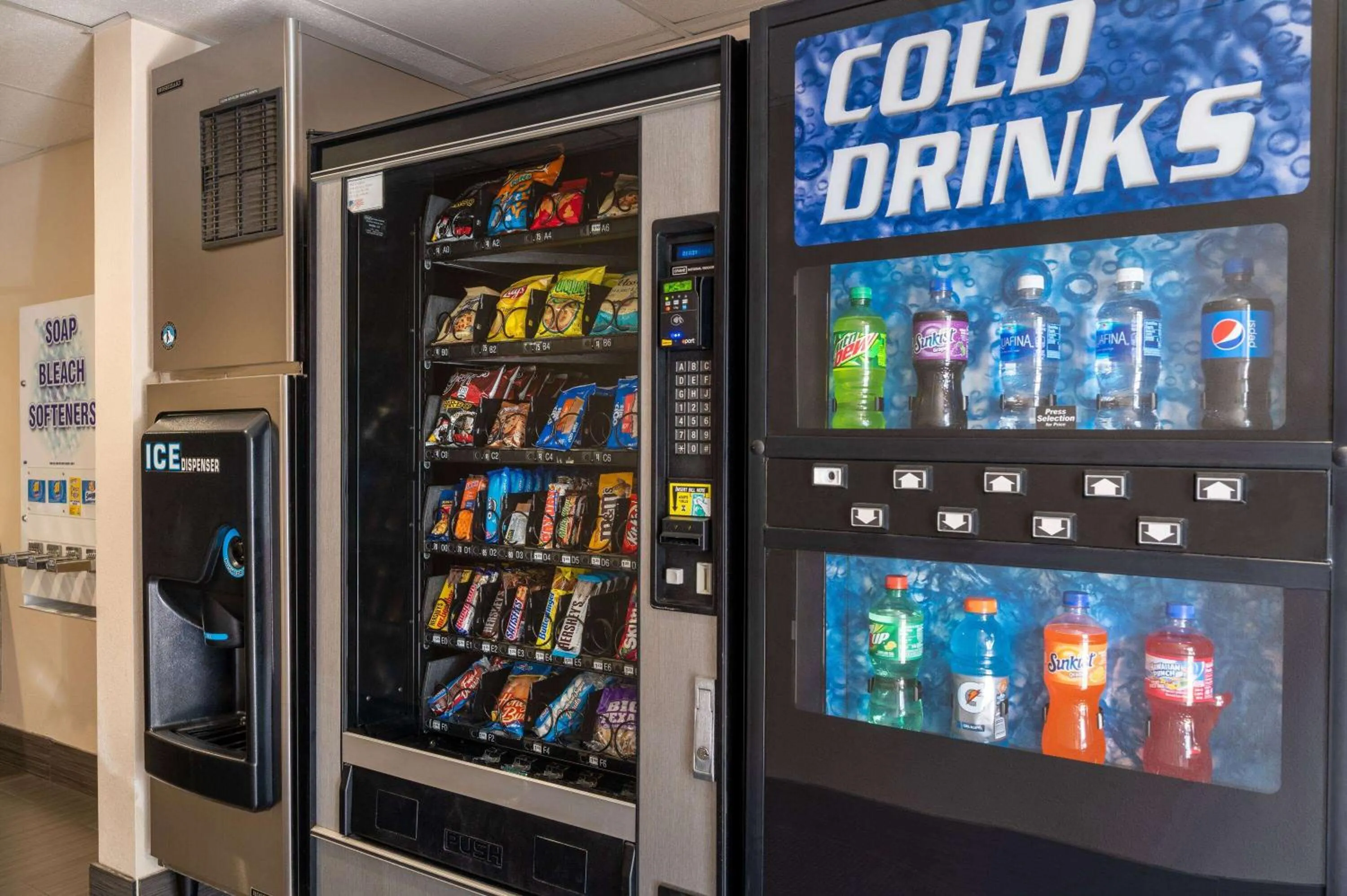 Food and drinks in Super 8 by Wyndham Columbus West