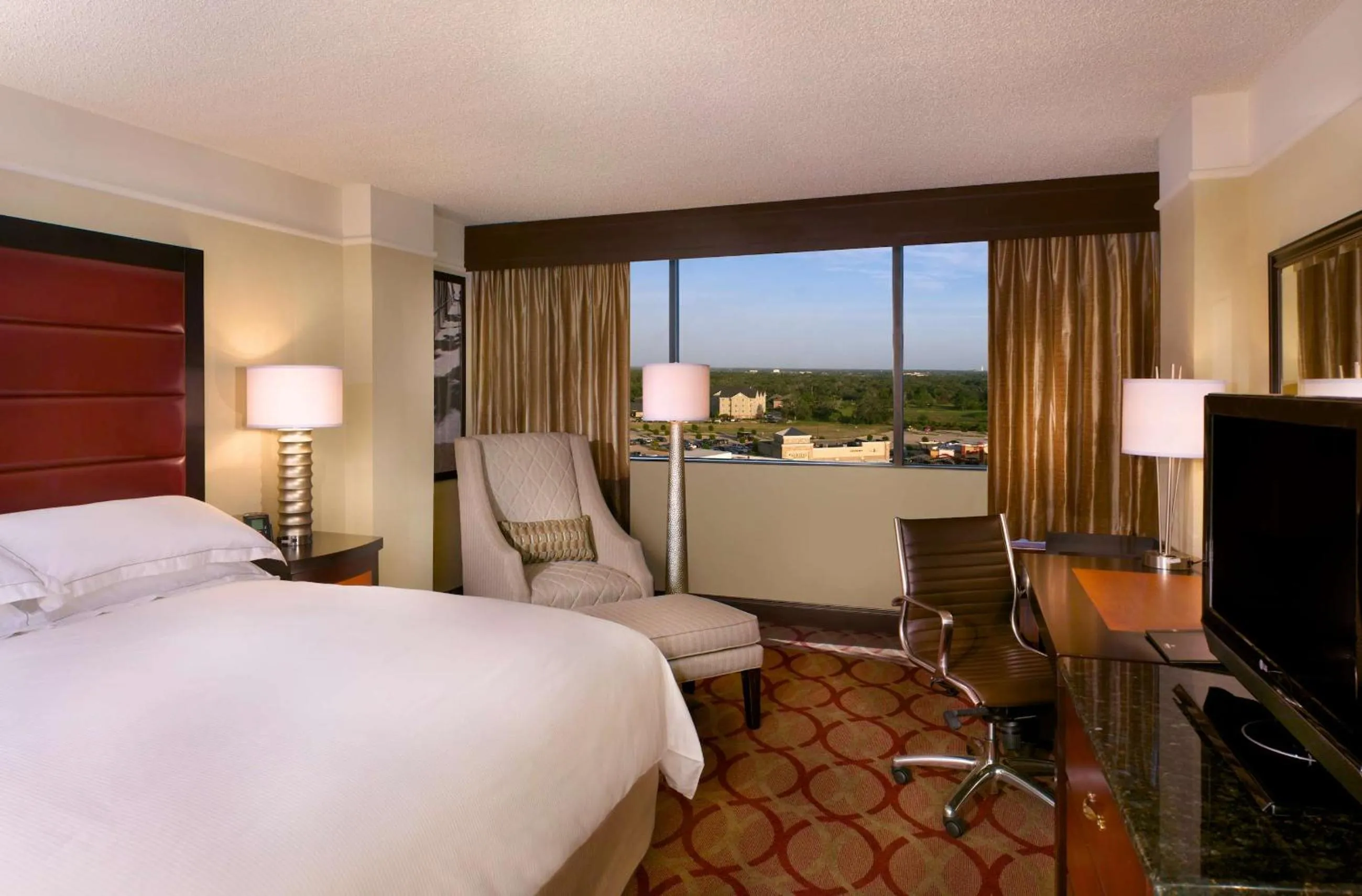 King Room with Bath Tub - Mobility Access in Hilton College Station & Conference Center