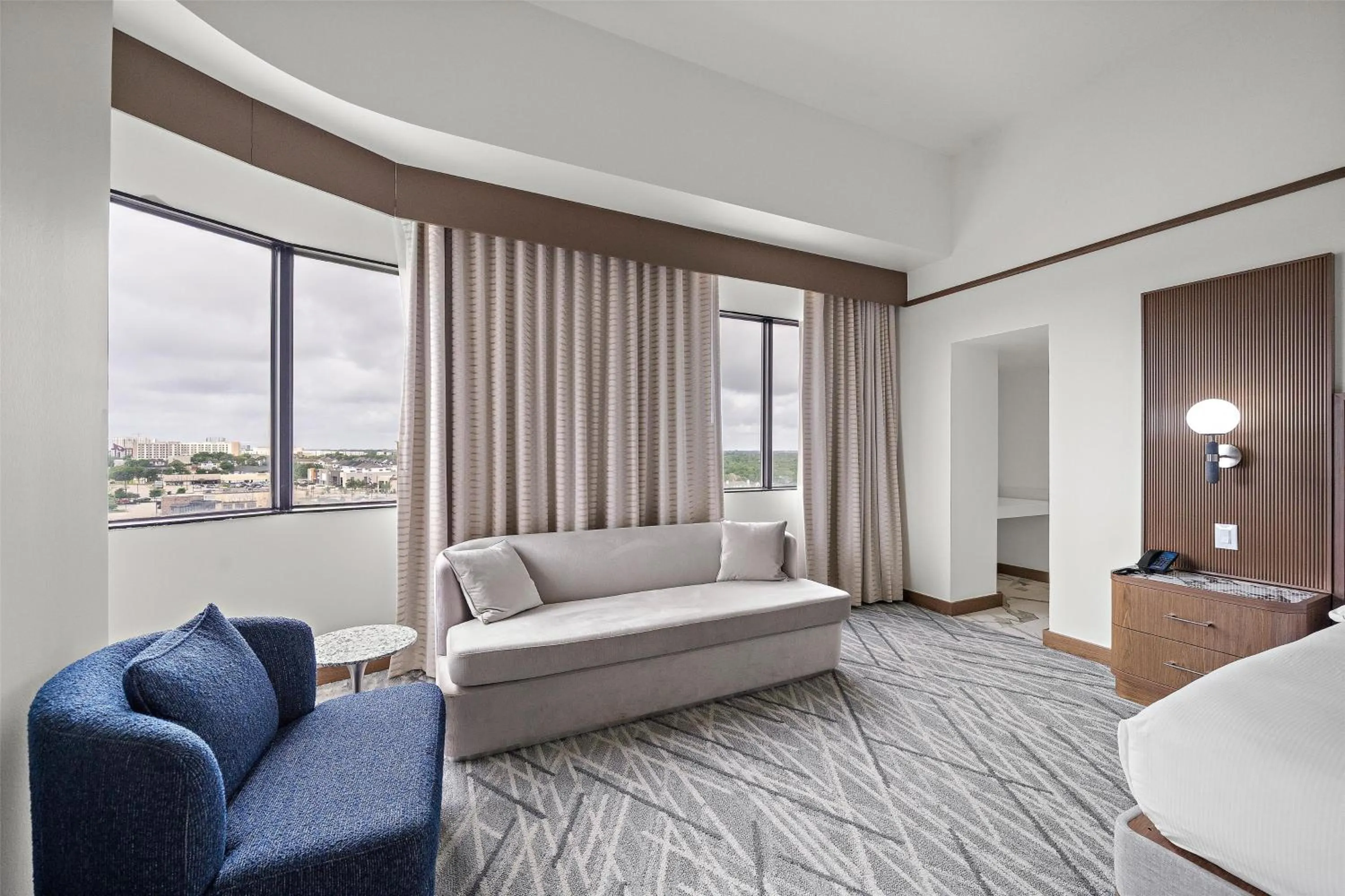 Living room, Bed in Hilton College Station & Conference Center