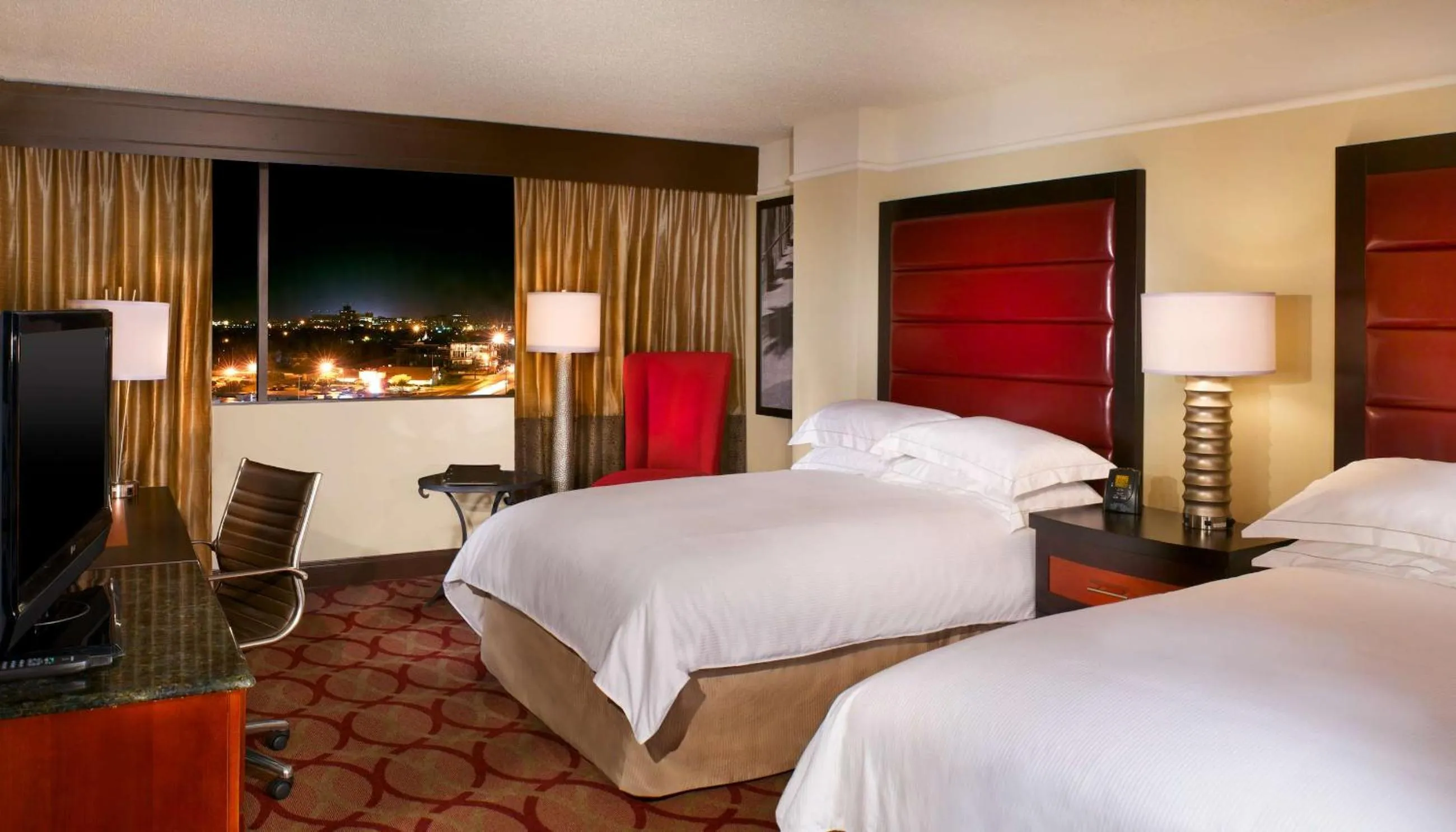 Double Room with Two Double Beds and Roll-in Shower - Mobility Access in Hilton College Station & Conference Center