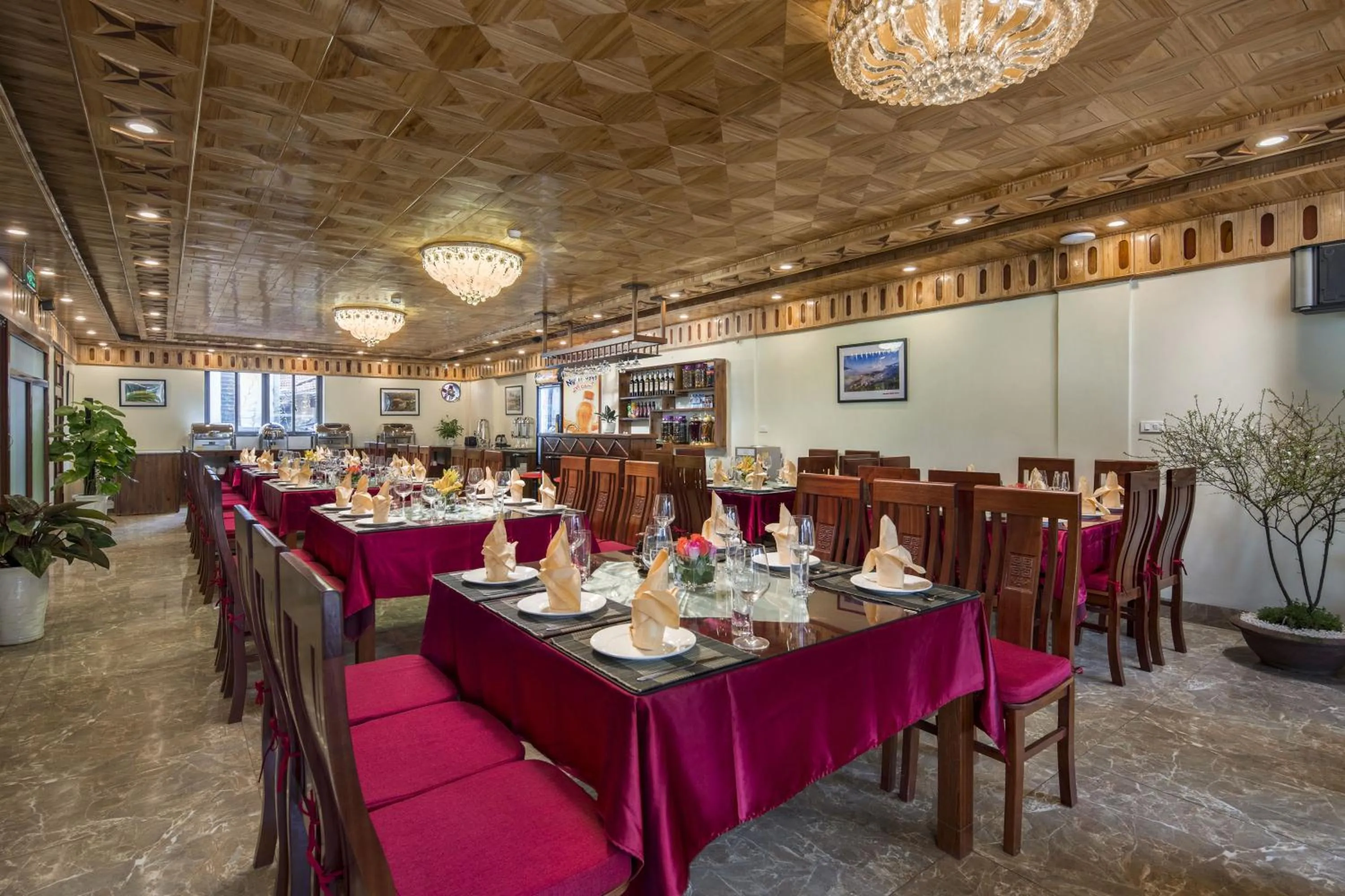 Restaurant/places to eat in Golden Town Hotel