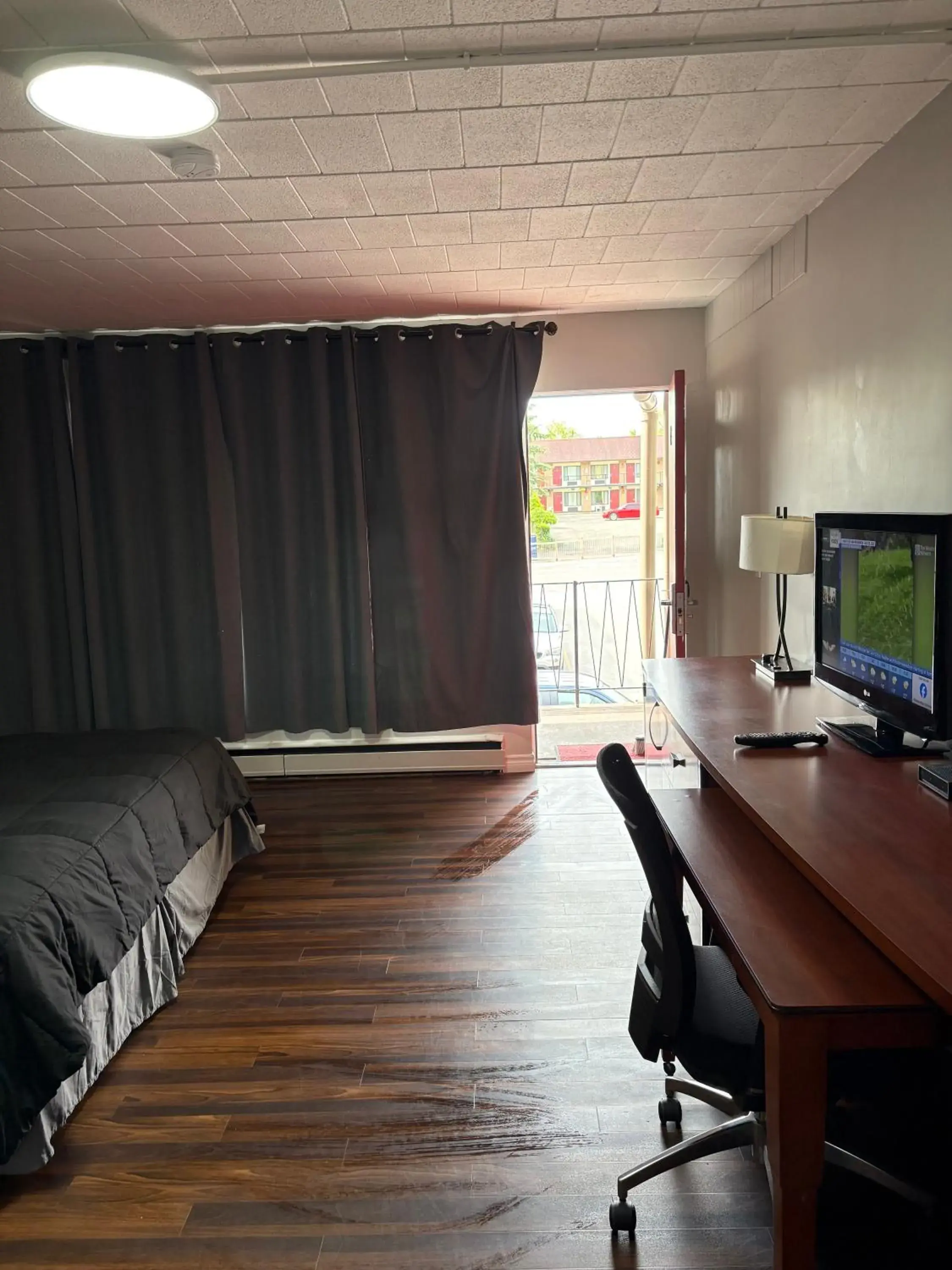 King Bed - single occupancy in Advance Inn King Bed - single occupancy in Advance Inn