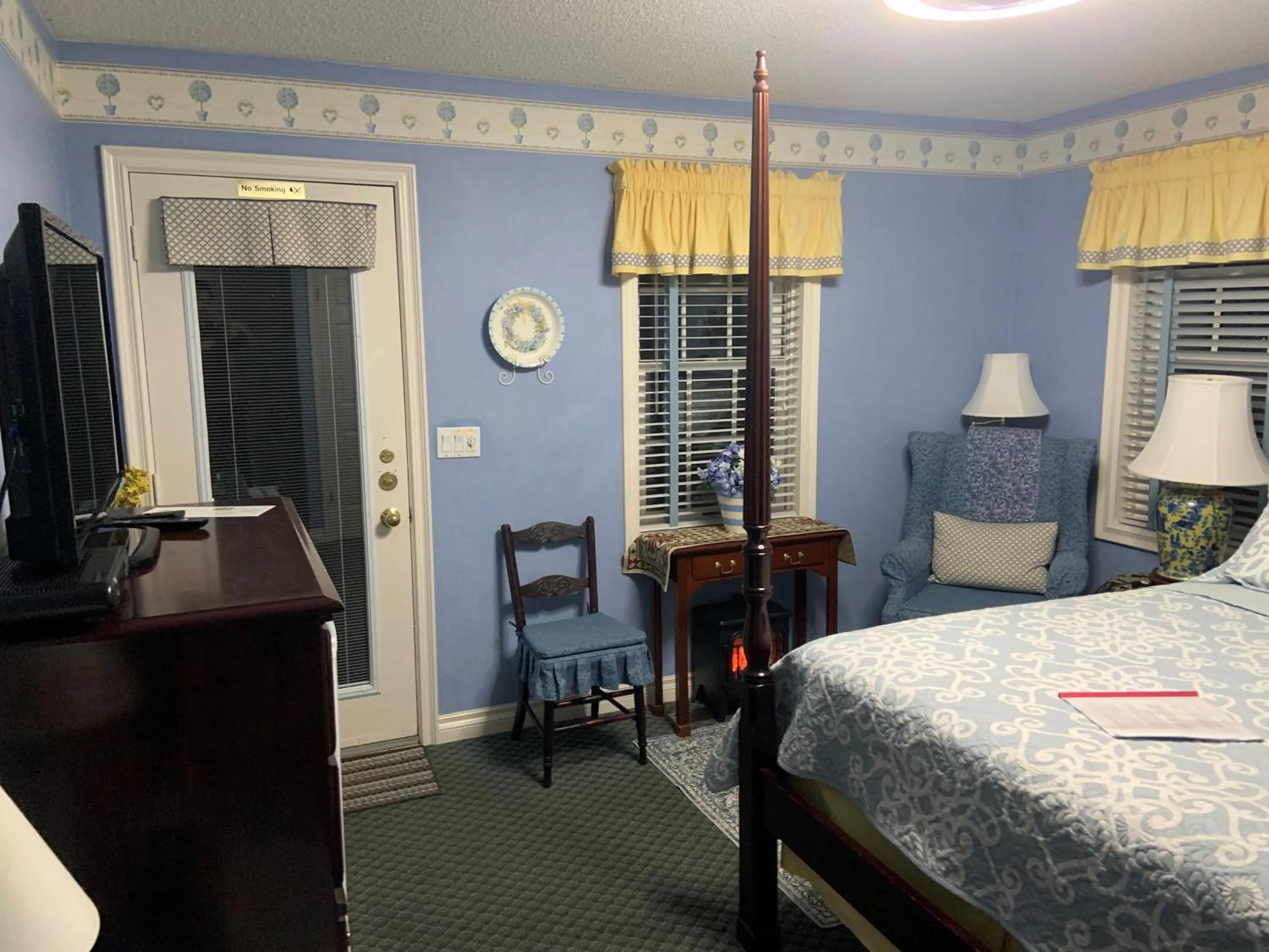 TV and multimedia, Bed in WeatherPine Inn