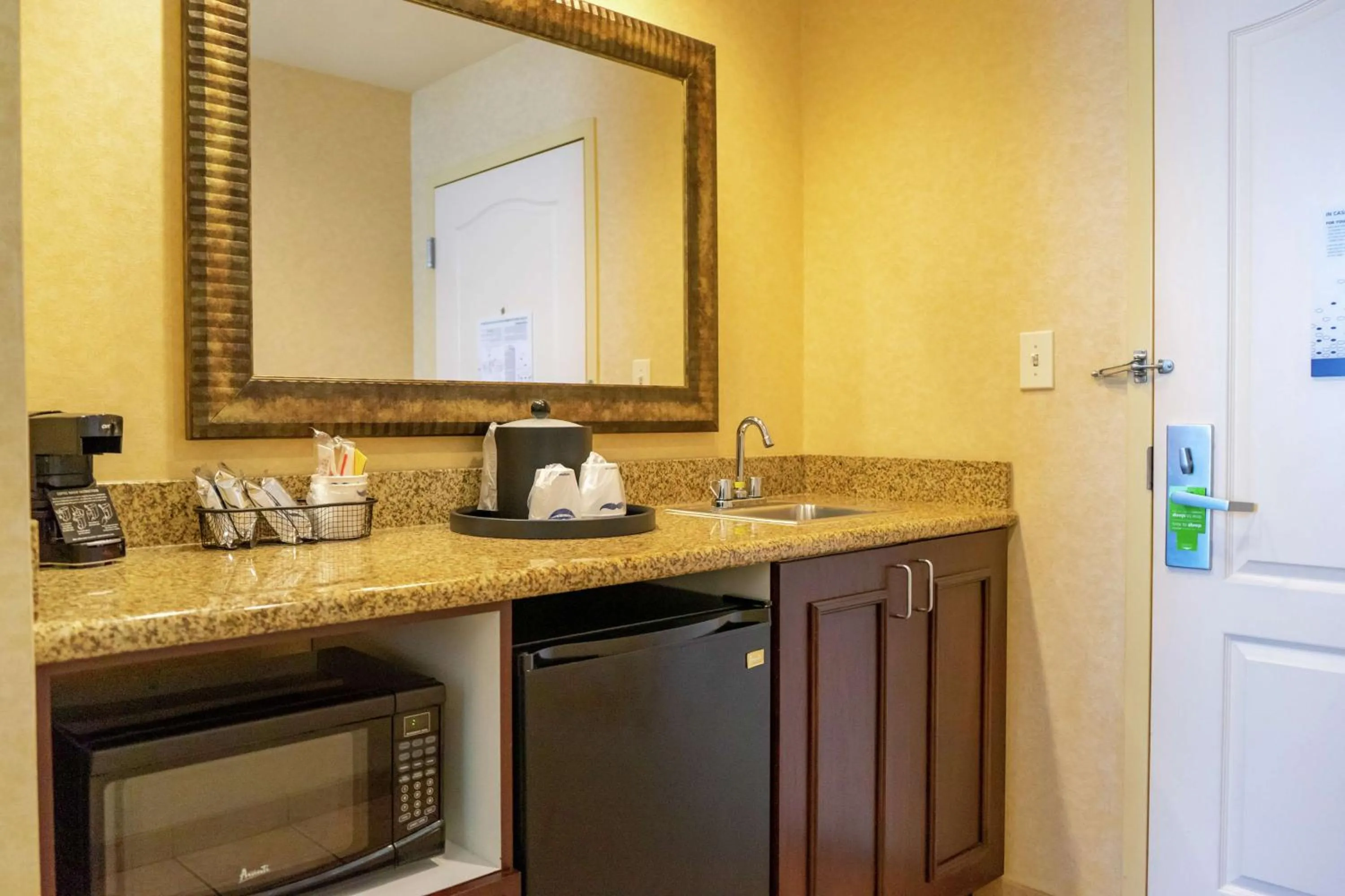 Bedroom in Hampton Inn Roanoke Rapids