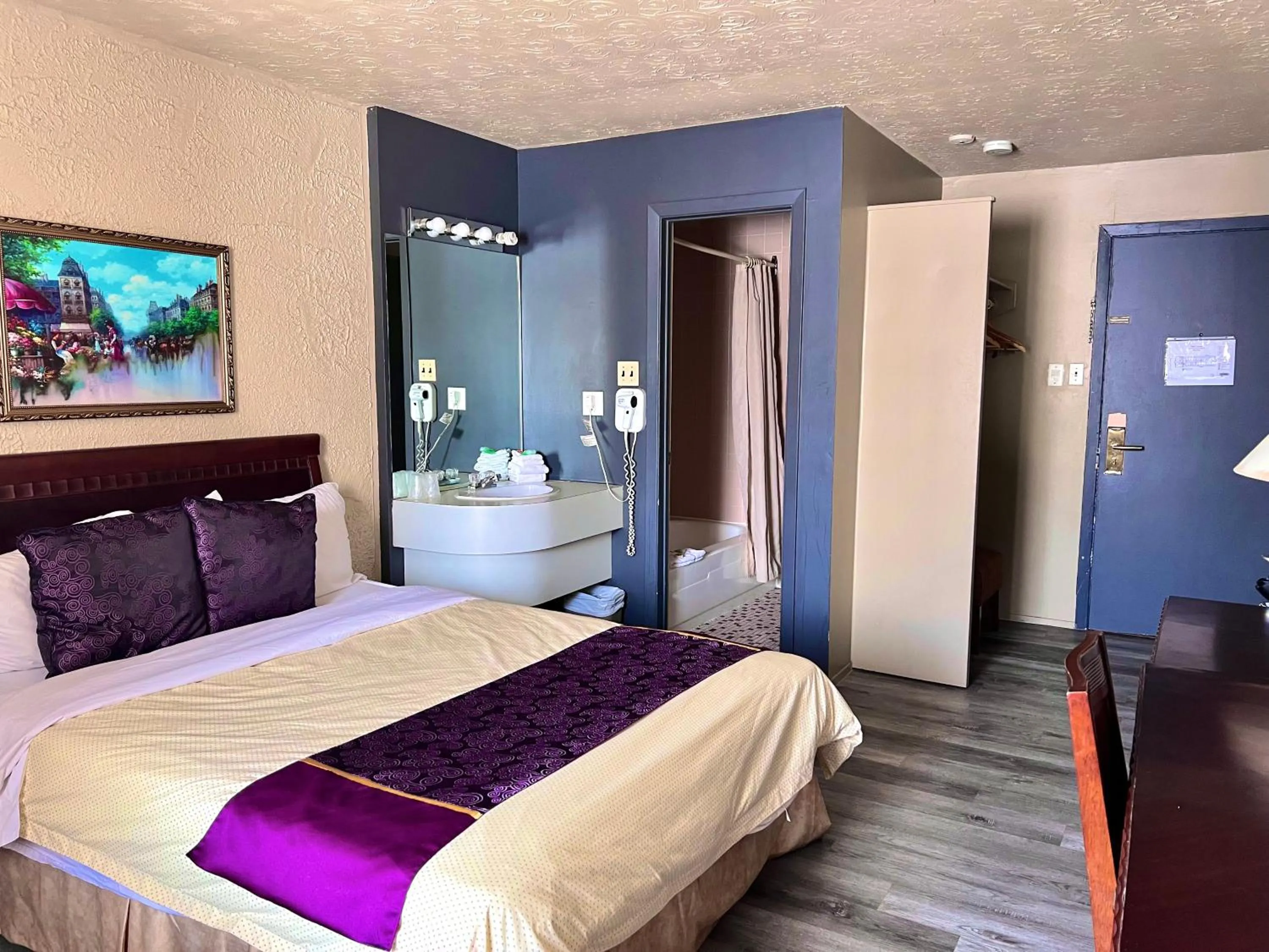 Photo of the whole room, Bed in Hotel L'Express