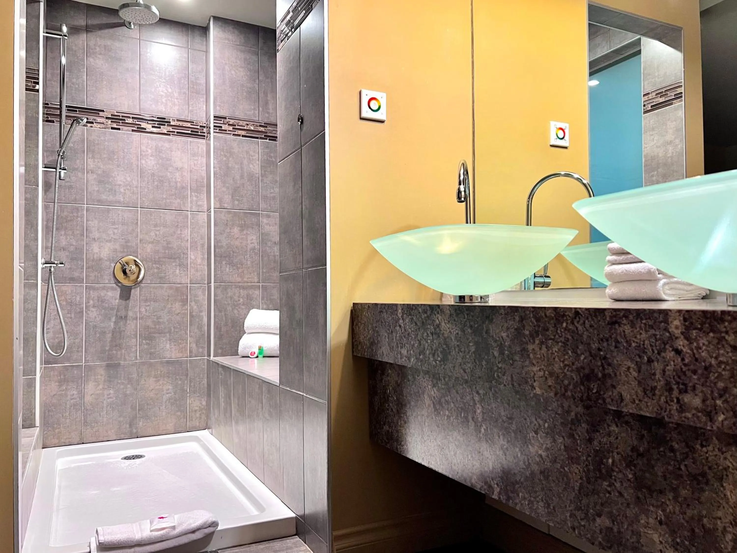 Bathroom in Hotel L'Express