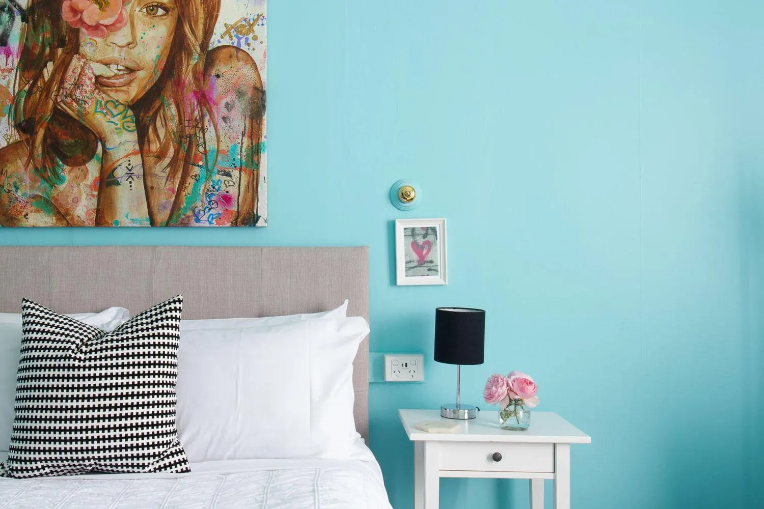 Bed in The Dragonfly Inn