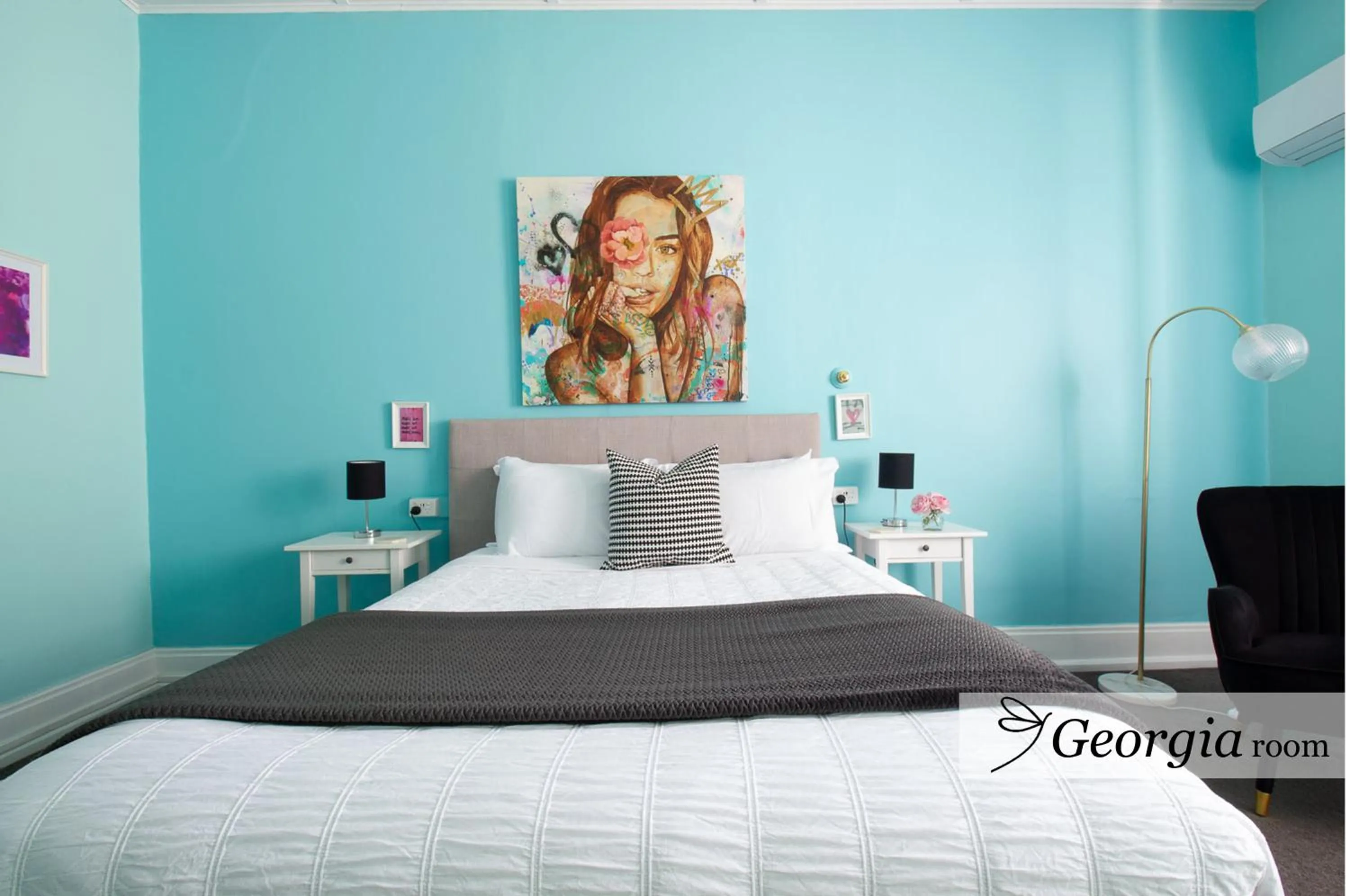 Bed in The Dragonfly Inn