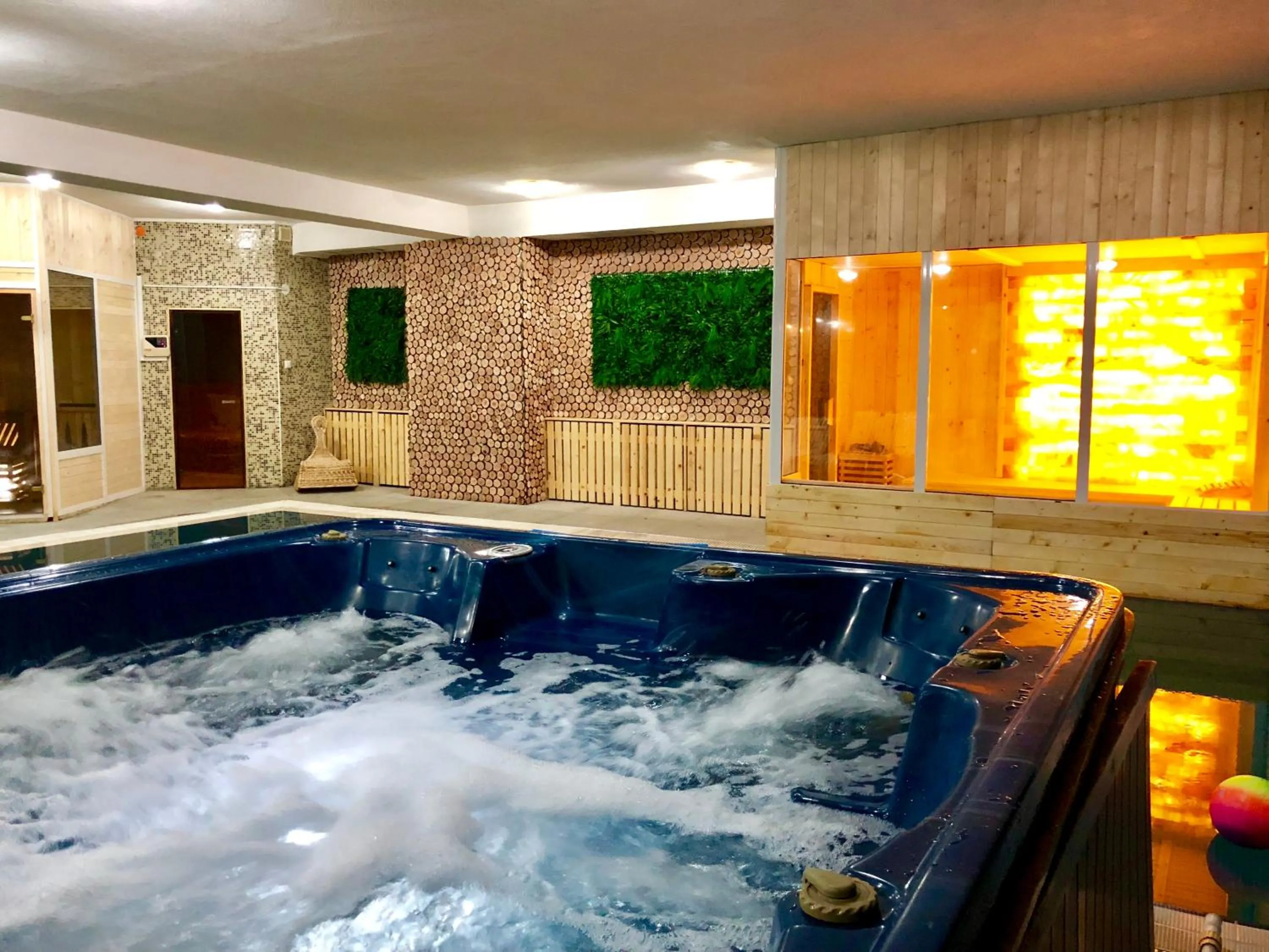 Hot Tub in Elegant Lux Hotel