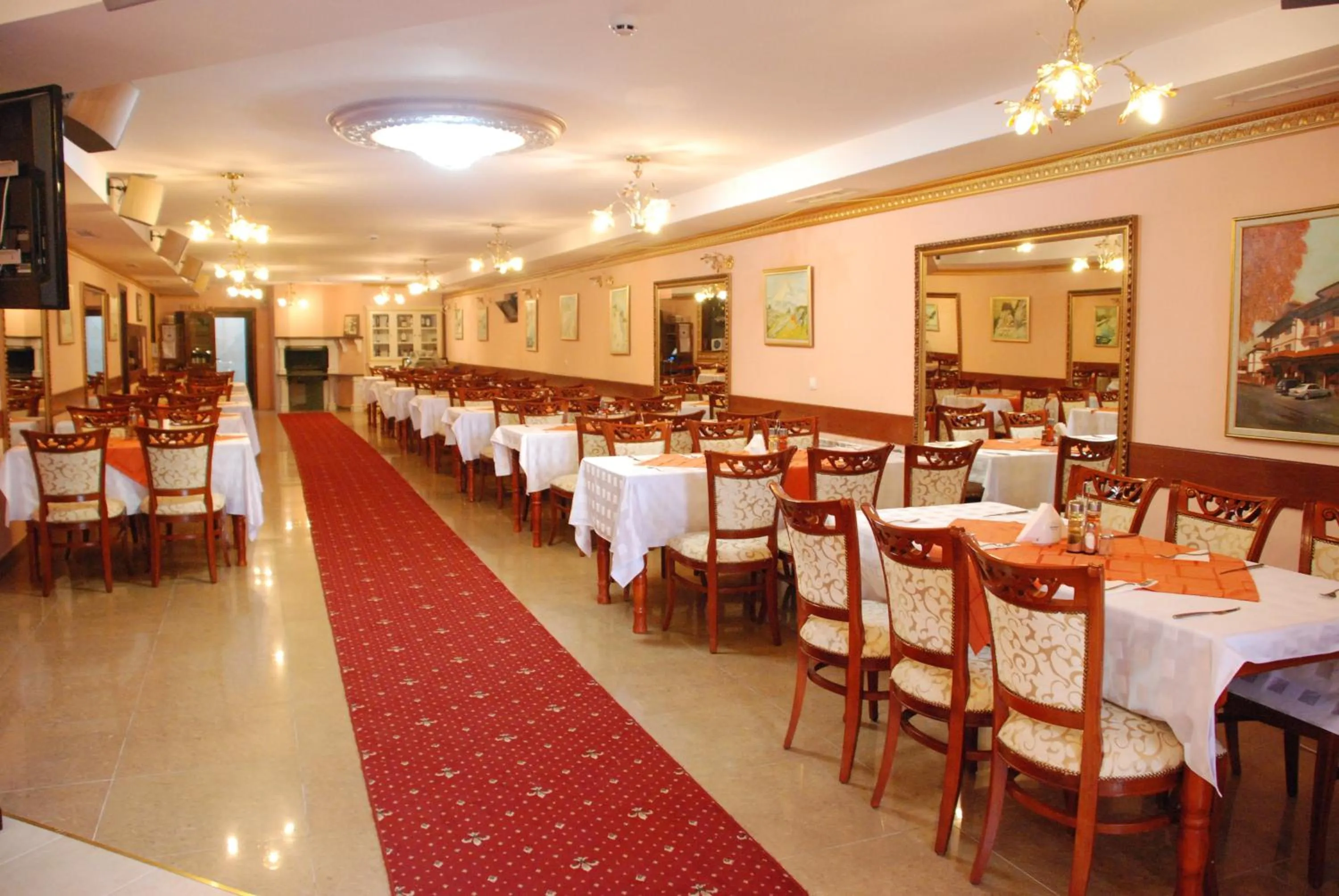 Restaurant/places to eat in Elegant Lux Hotel