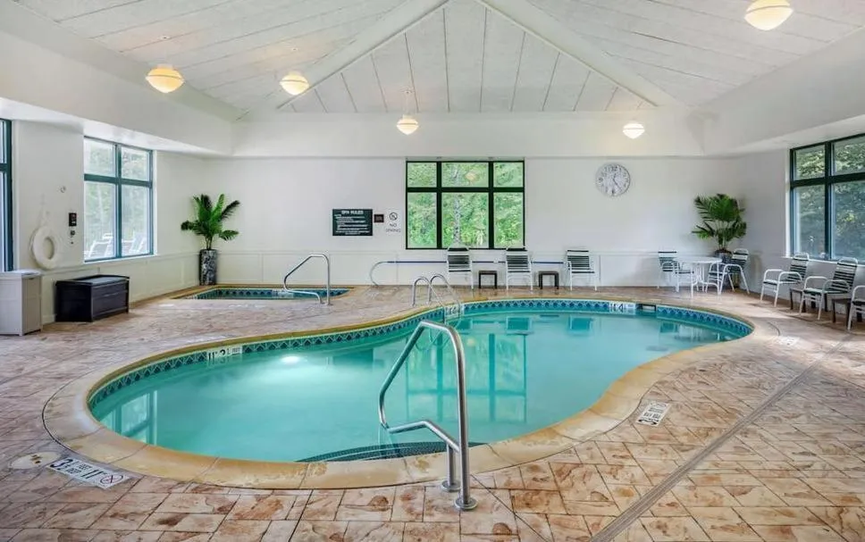 Swimming pool in Comfort Inn & Suites Lake George