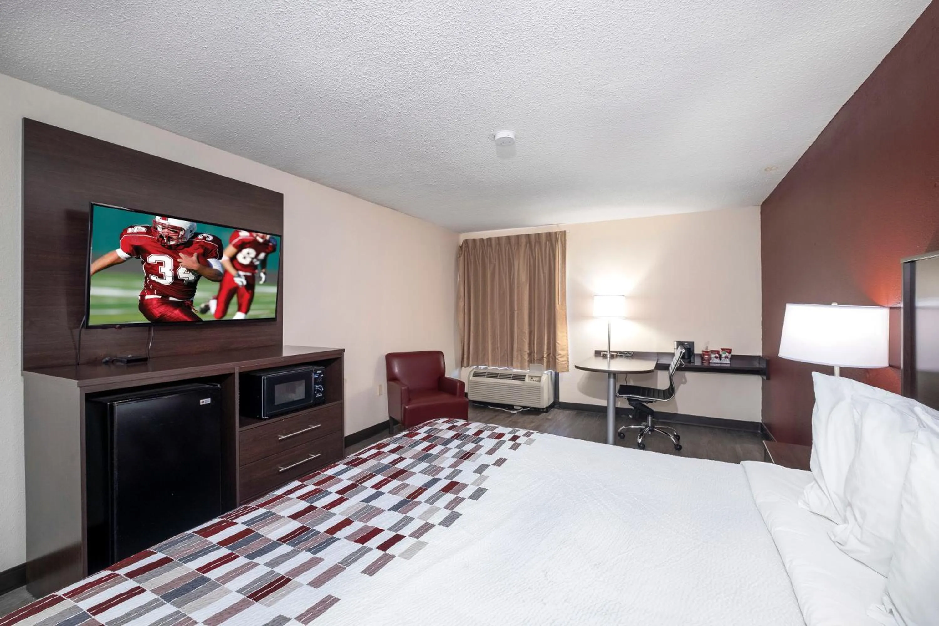 Bedroom, Bed in Red Roof Inn Prattville