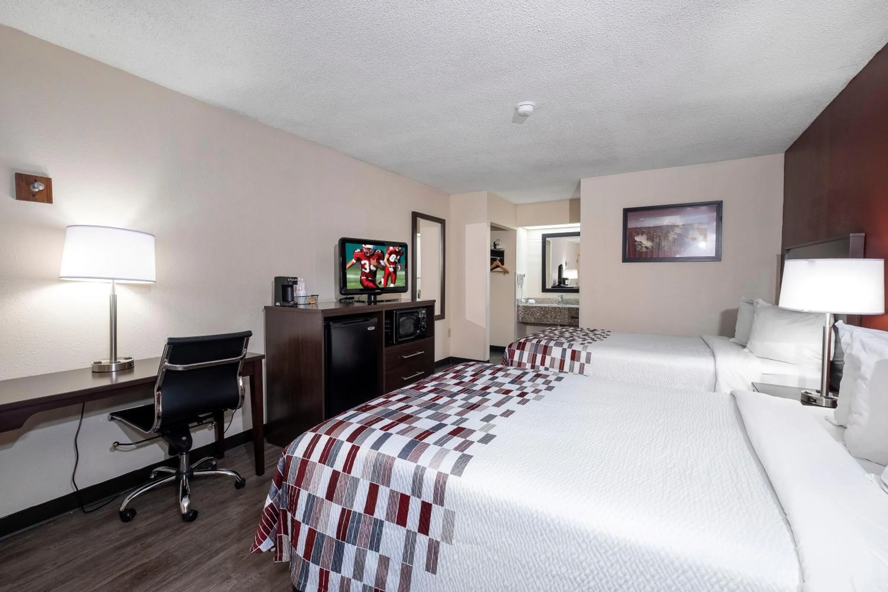 Photo of the whole room, Bed in Red Roof Inn Prattville