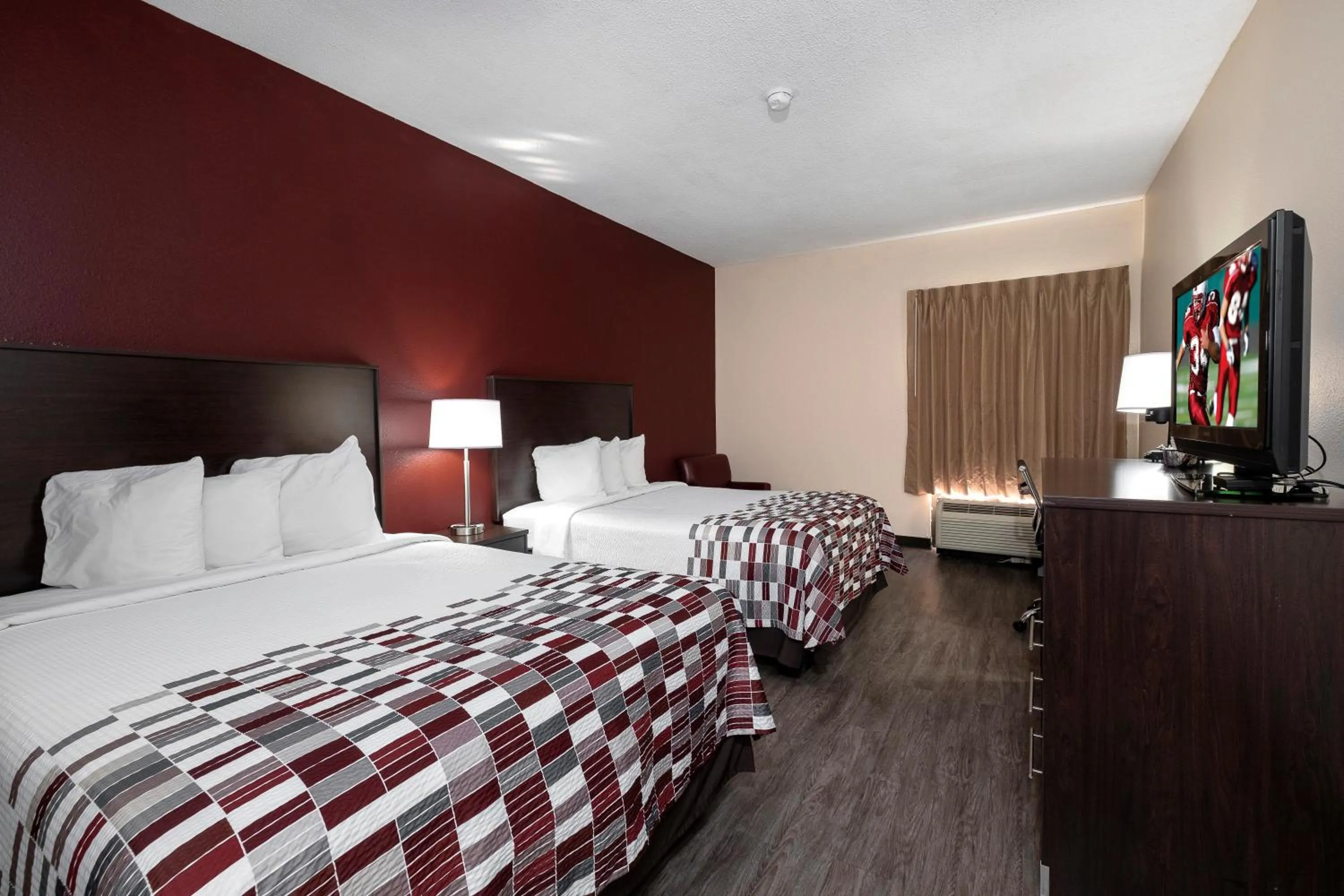 Photo of the whole room, Bed in Red Roof Inn Prattville