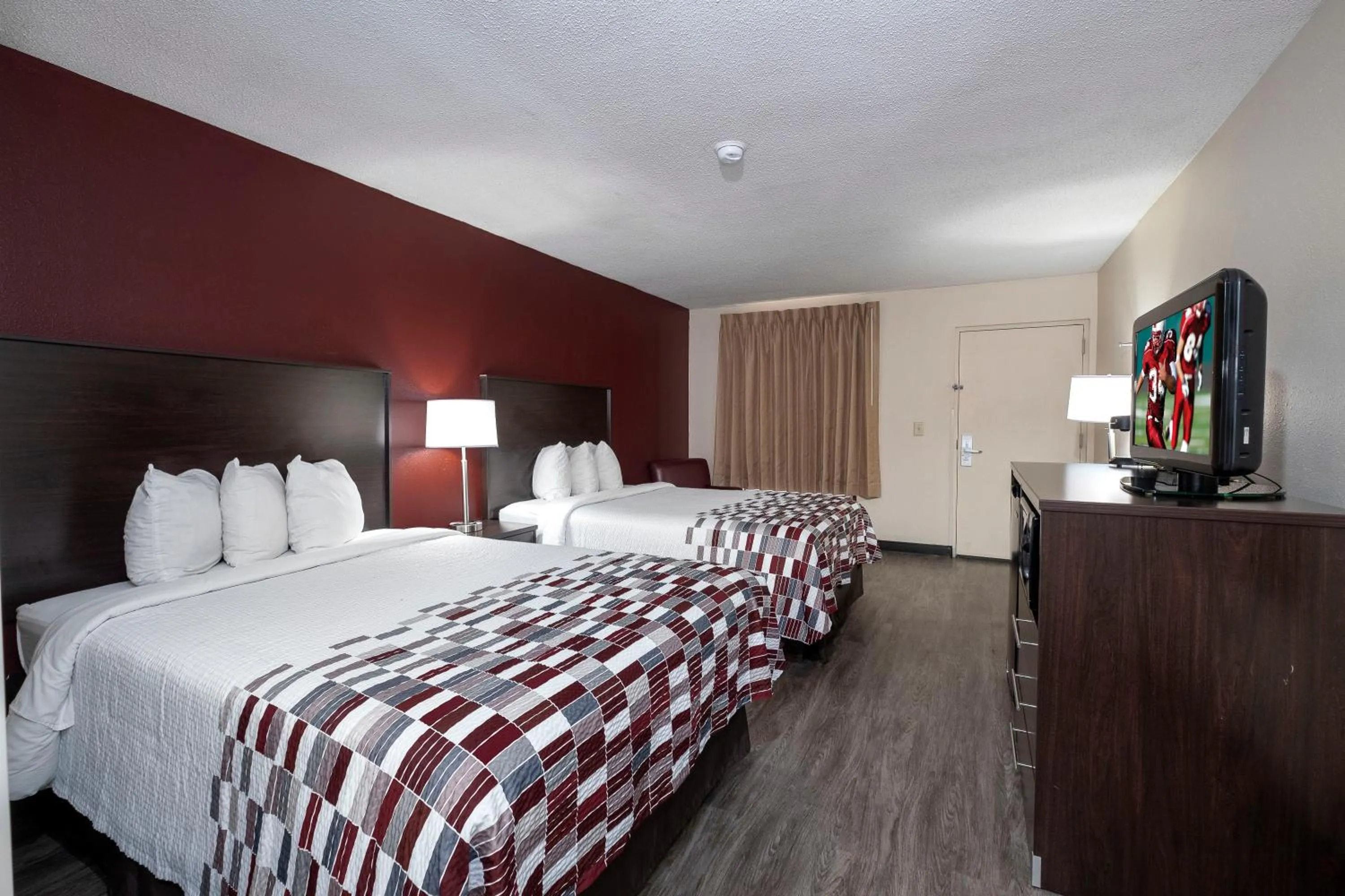 Photo of the whole room, Bed in Red Roof Inn Prattville