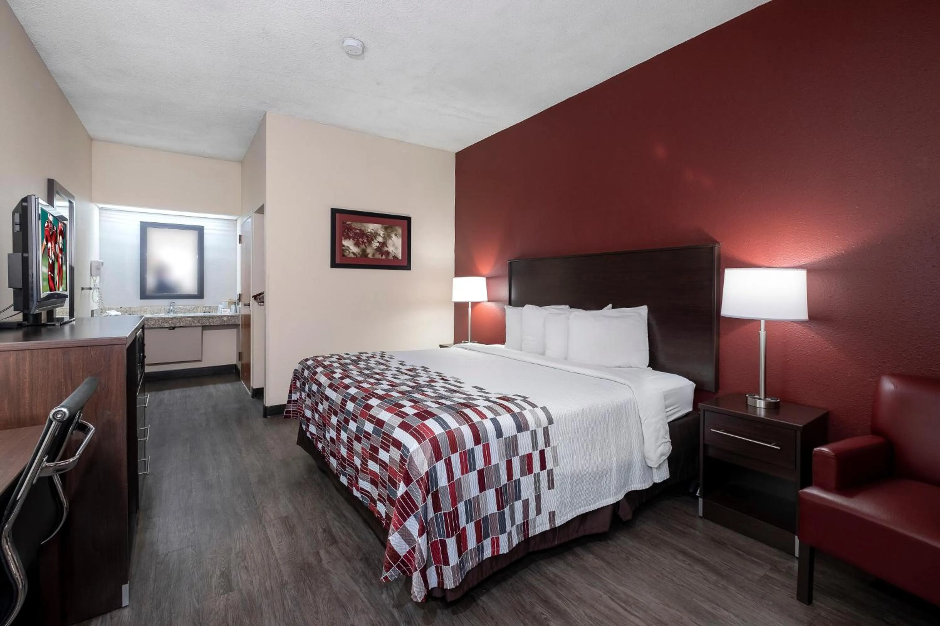 Photo of the whole room, Bed in Red Roof Inn Prattville