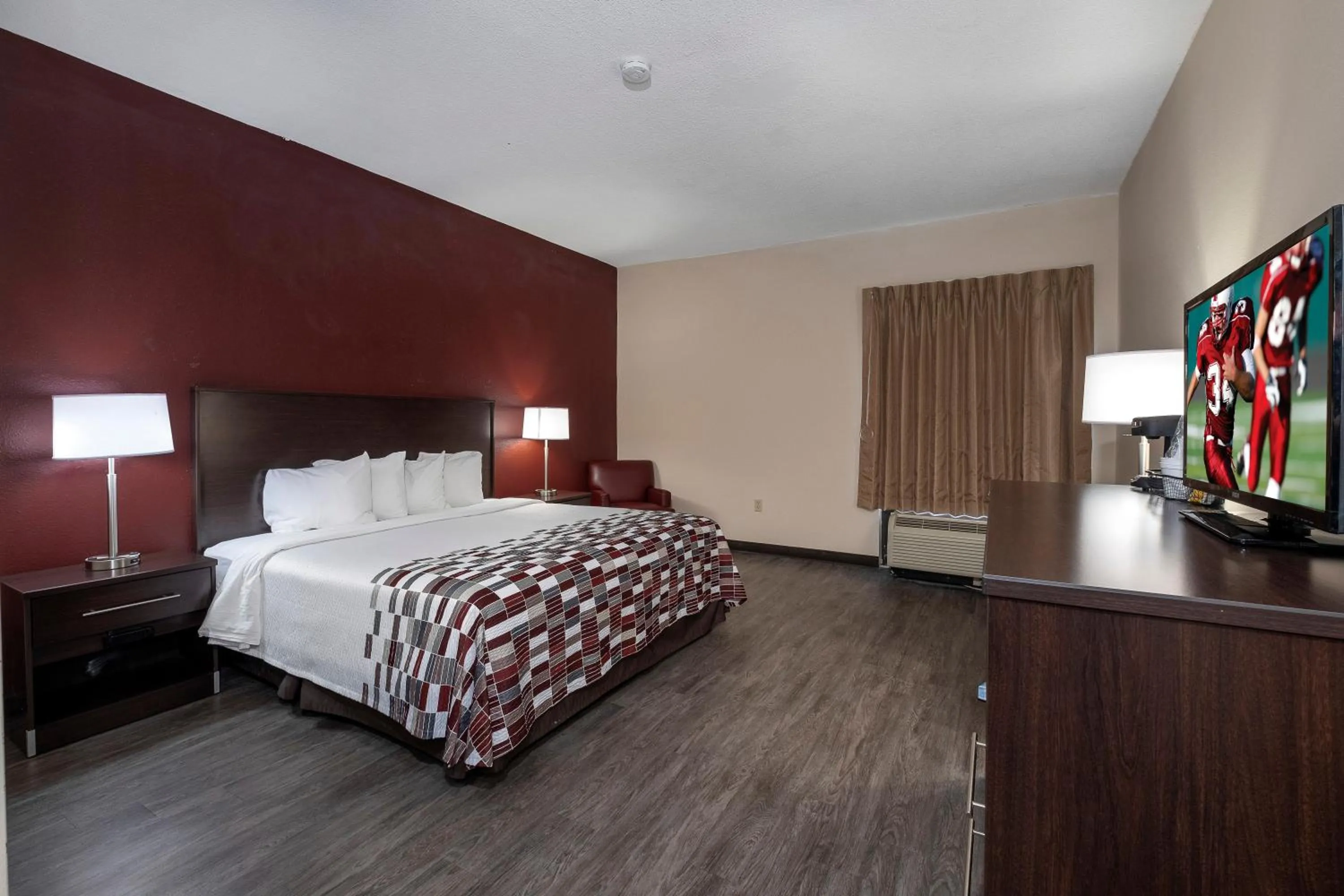 Photo of the whole room, Bed in Red Roof Inn Prattville
