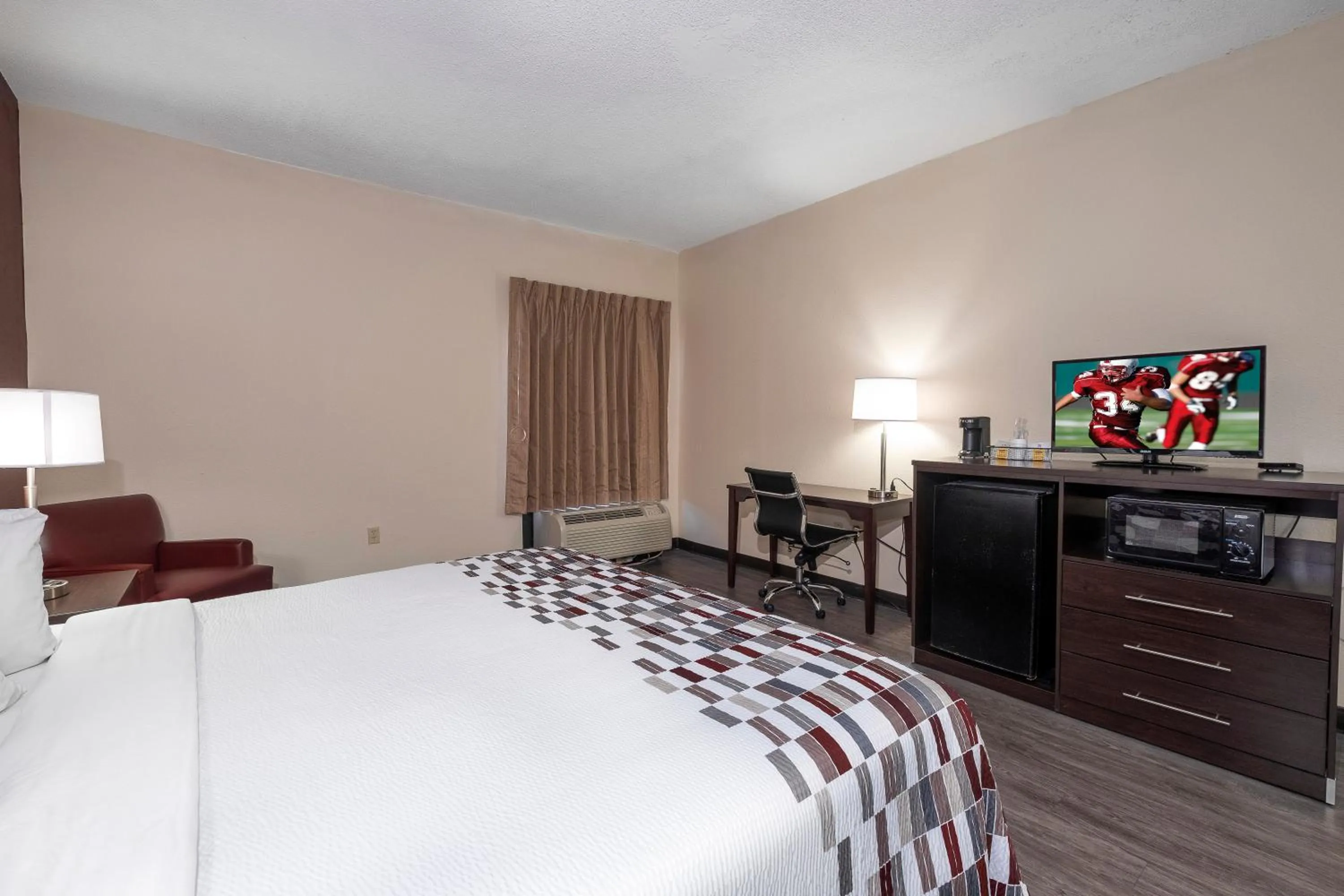 Photo of the whole room, Bed in Red Roof Inn Prattville