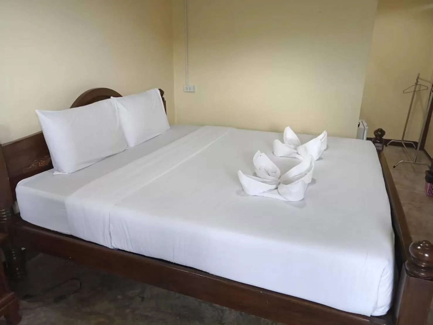 Bed in Sasi Nonthaburi Hotel