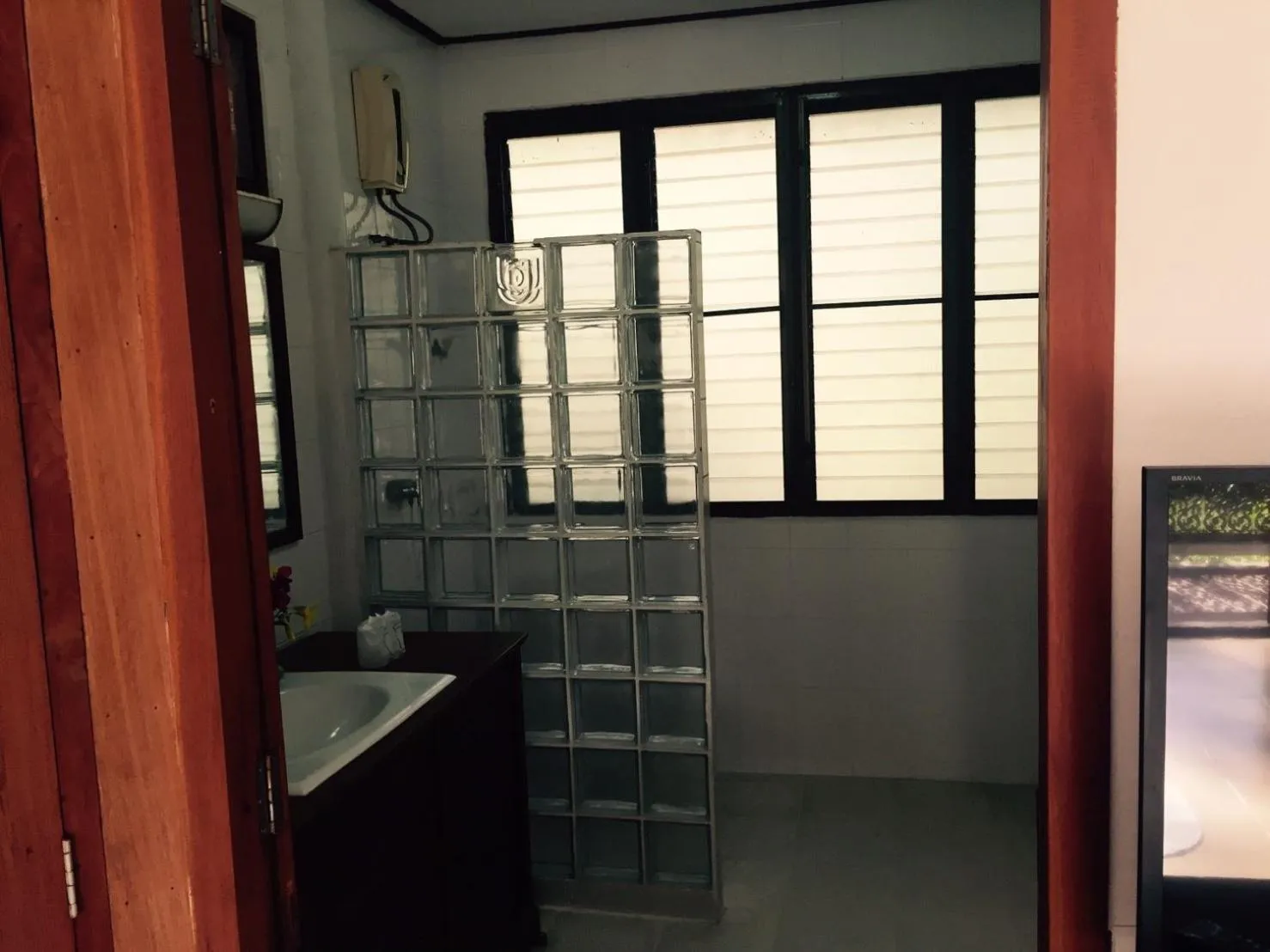 Shower in Ruen Thai Rim Haad