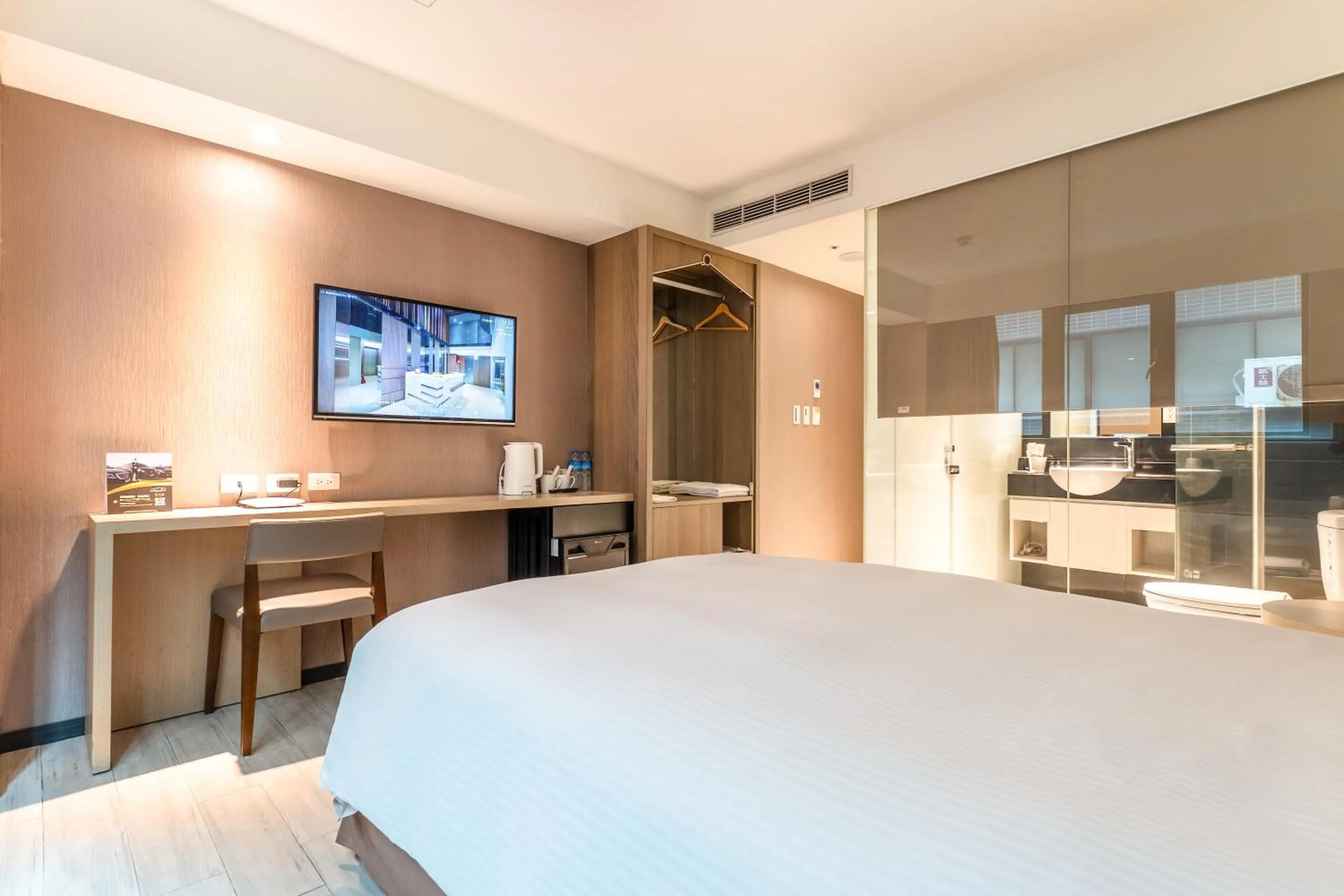 Bathroom, Bed in Guide Hotel Taipei Fuxing North