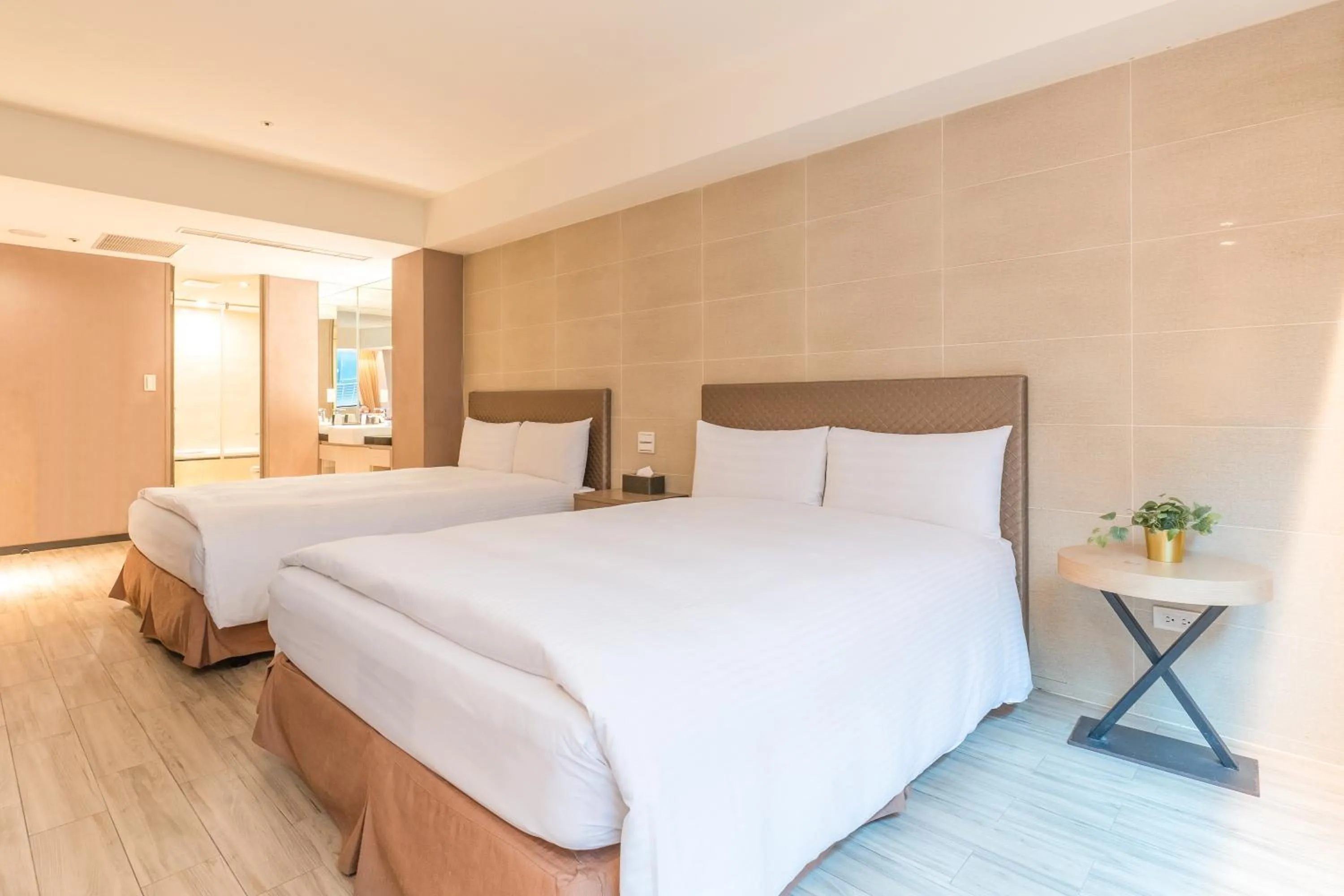 Photo of the whole room, Bed in Guide Hotel Taipei Fuxing North